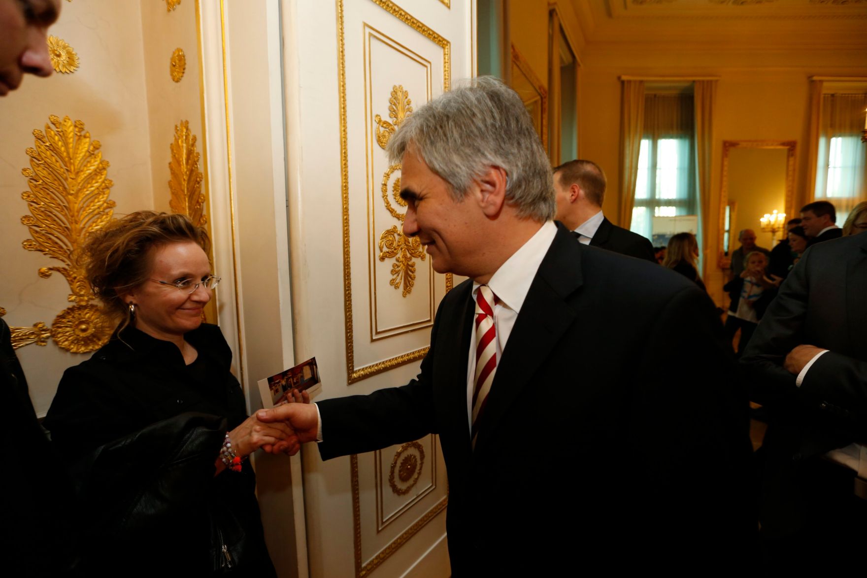 Am 26. Oktober 2013 empfing Bundeskanzler Werner Faymann im Rahmen des Nationalfeiertages Besucherinnen und Besucher im Bundeskanzleramt.