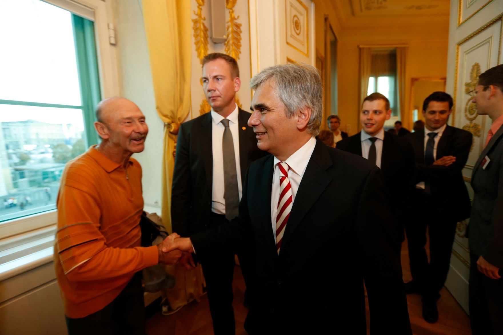 Am 26. Oktober 2013 empfing Bundeskanzler Werner Faymann im Rahmen des Nationalfeiertages Besucherinnen und Besucher im Bundeskanzleramt.