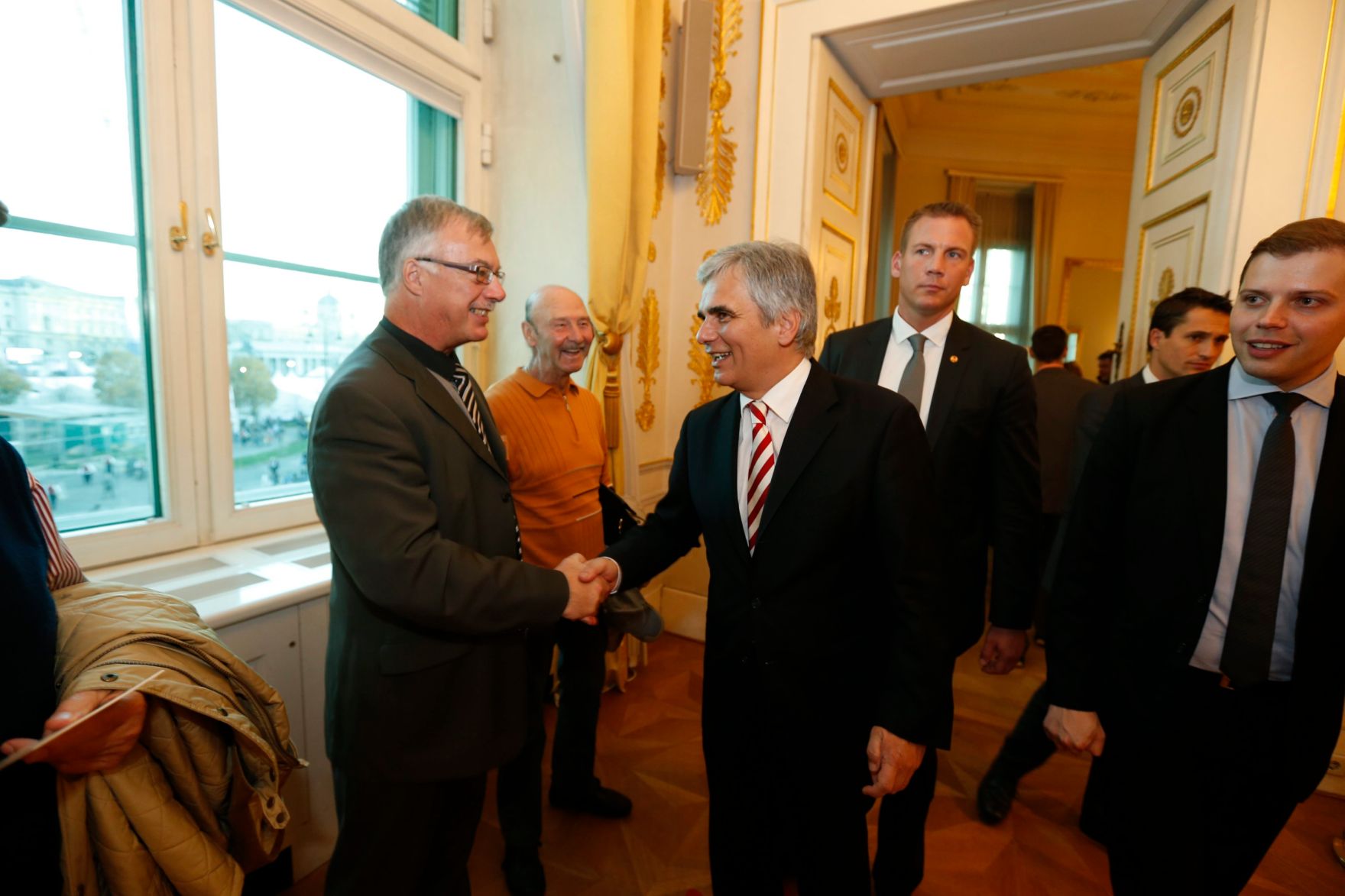 Am 26. Oktober 2013 empfing Bundeskanzler Werner Faymann im Rahmen des Nationalfeiertages Besucherinnen und Besucher im Bundeskanzleramt.