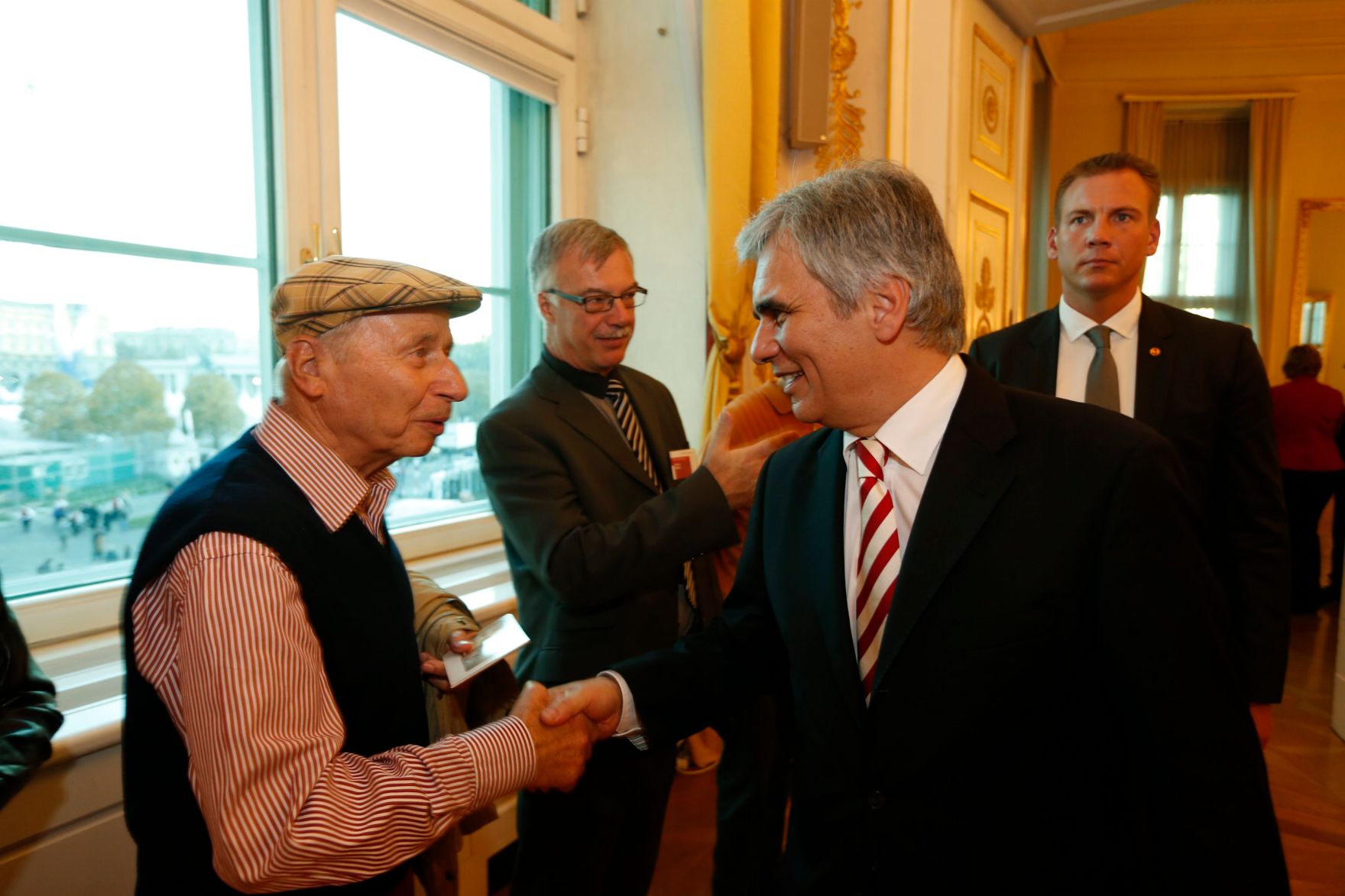Am 26. Oktober 2013 empfing Bundeskanzler Werner Faymann im Rahmen des Nationalfeiertages Besucherinnen und Besucher im Bundeskanzleramt.