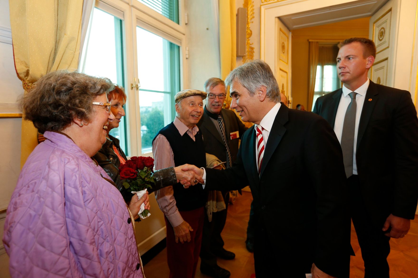 Am 26. Oktober 2013 empfing Bundeskanzler Werner Faymann im Rahmen des Nationalfeiertages Besucherinnen und Besucher im Bundeskanzleramt.