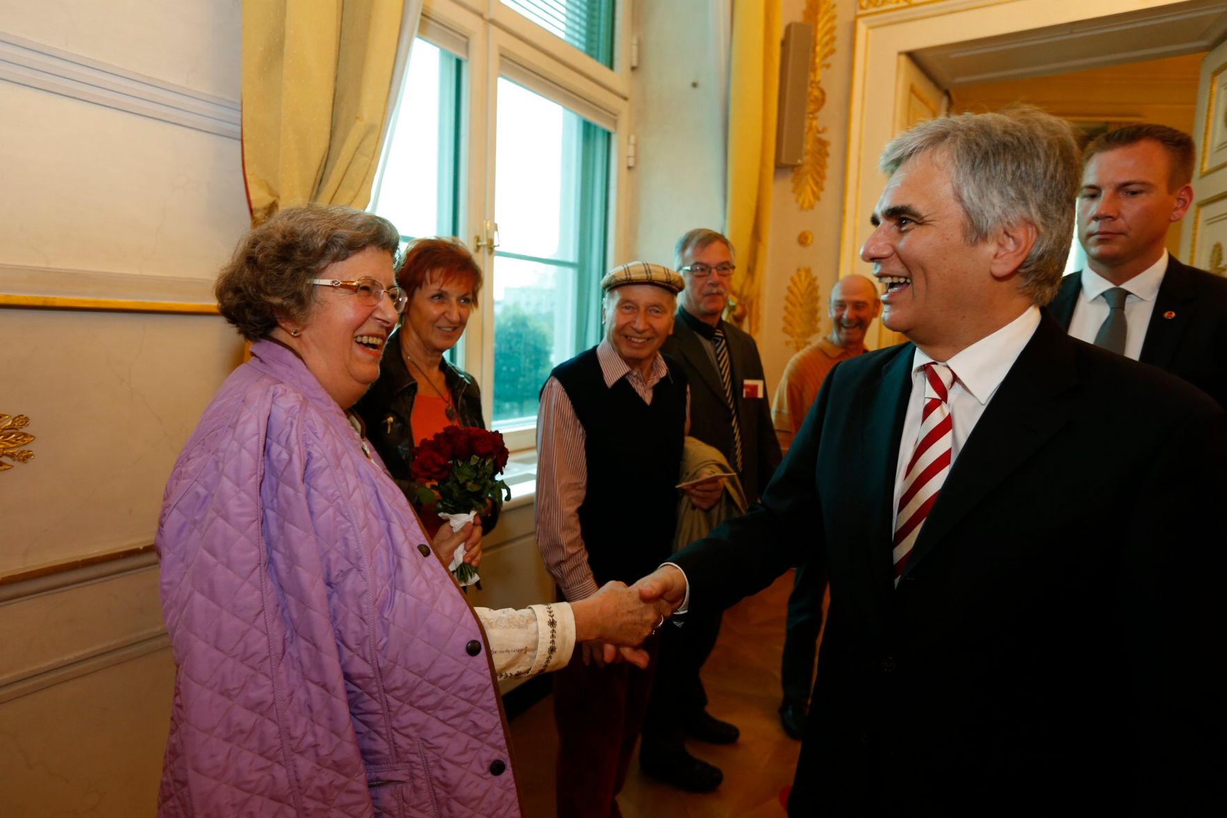 Am 26. Oktober 2013 empfing Bundeskanzler Werner Faymann im Rahmen des Nationalfeiertages Besucherinnen und Besucher im Bundeskanzleramt.