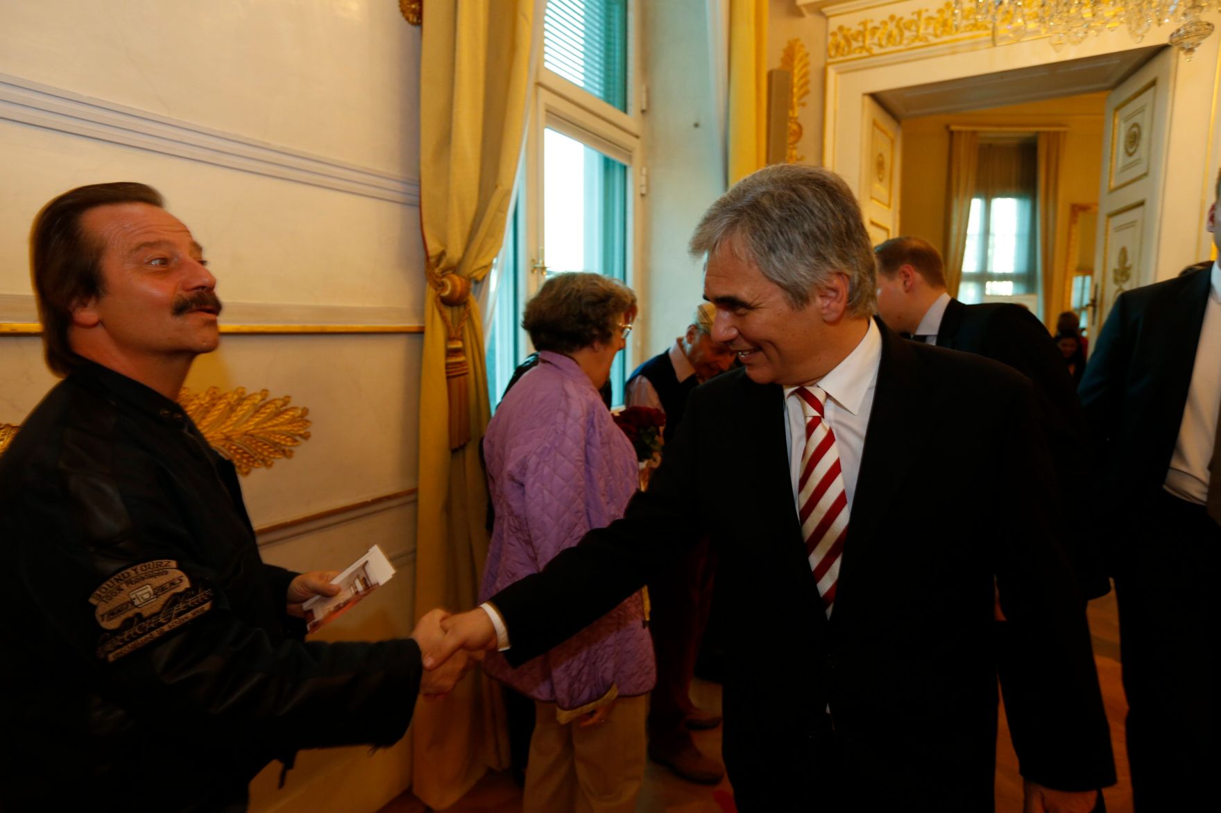 Am 26. Oktober 2013 empfing Bundeskanzler Werner Faymann im Rahmen des Nationalfeiertages Besucherinnen und Besucher im Bundeskanzleramt.