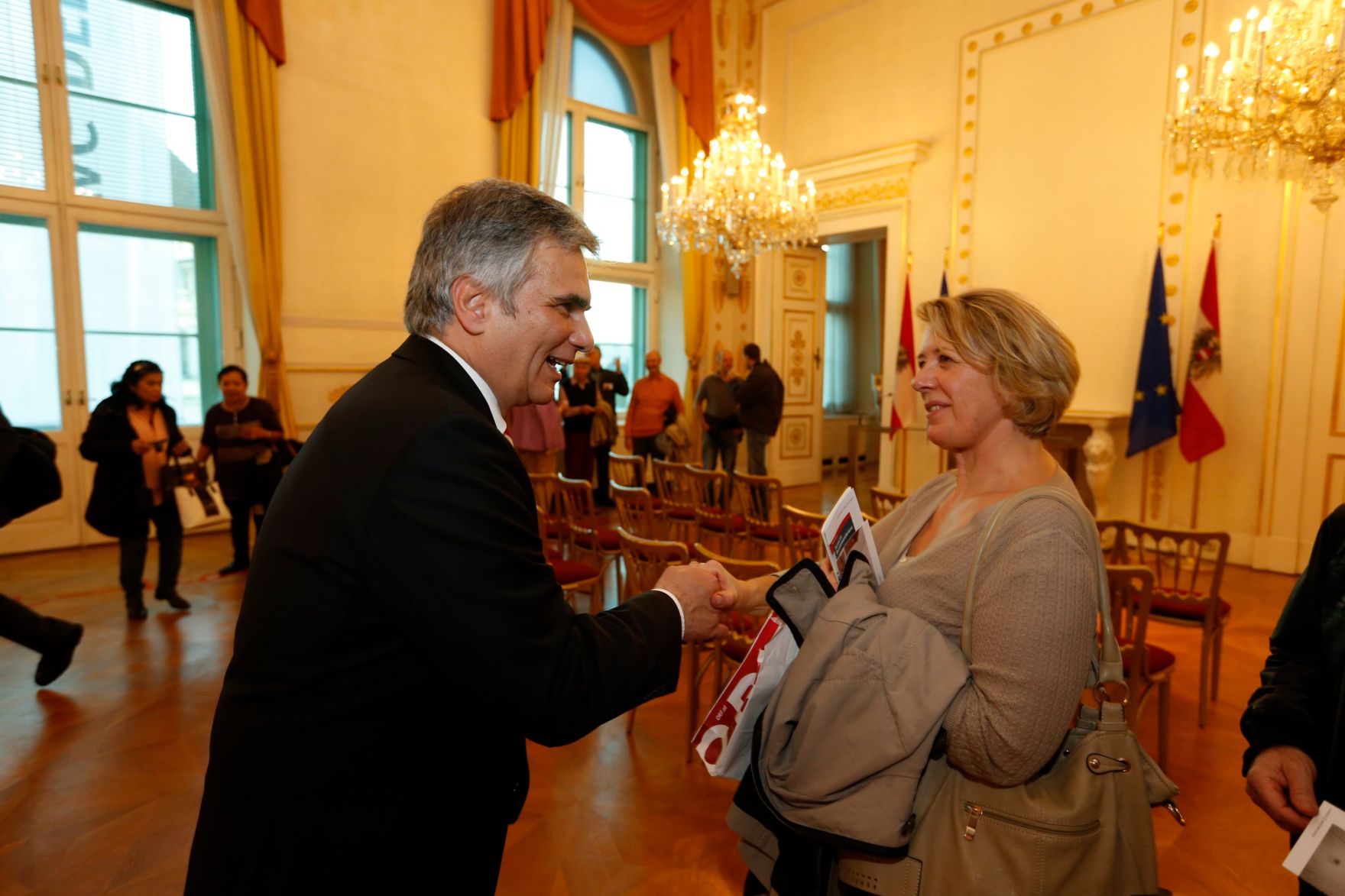 Am 26. Oktober 2013 empfing Bundeskanzler Werner Faymann im Rahmen des Nationalfeiertages Besucherinnen und Besucher im Bundeskanzleramt.