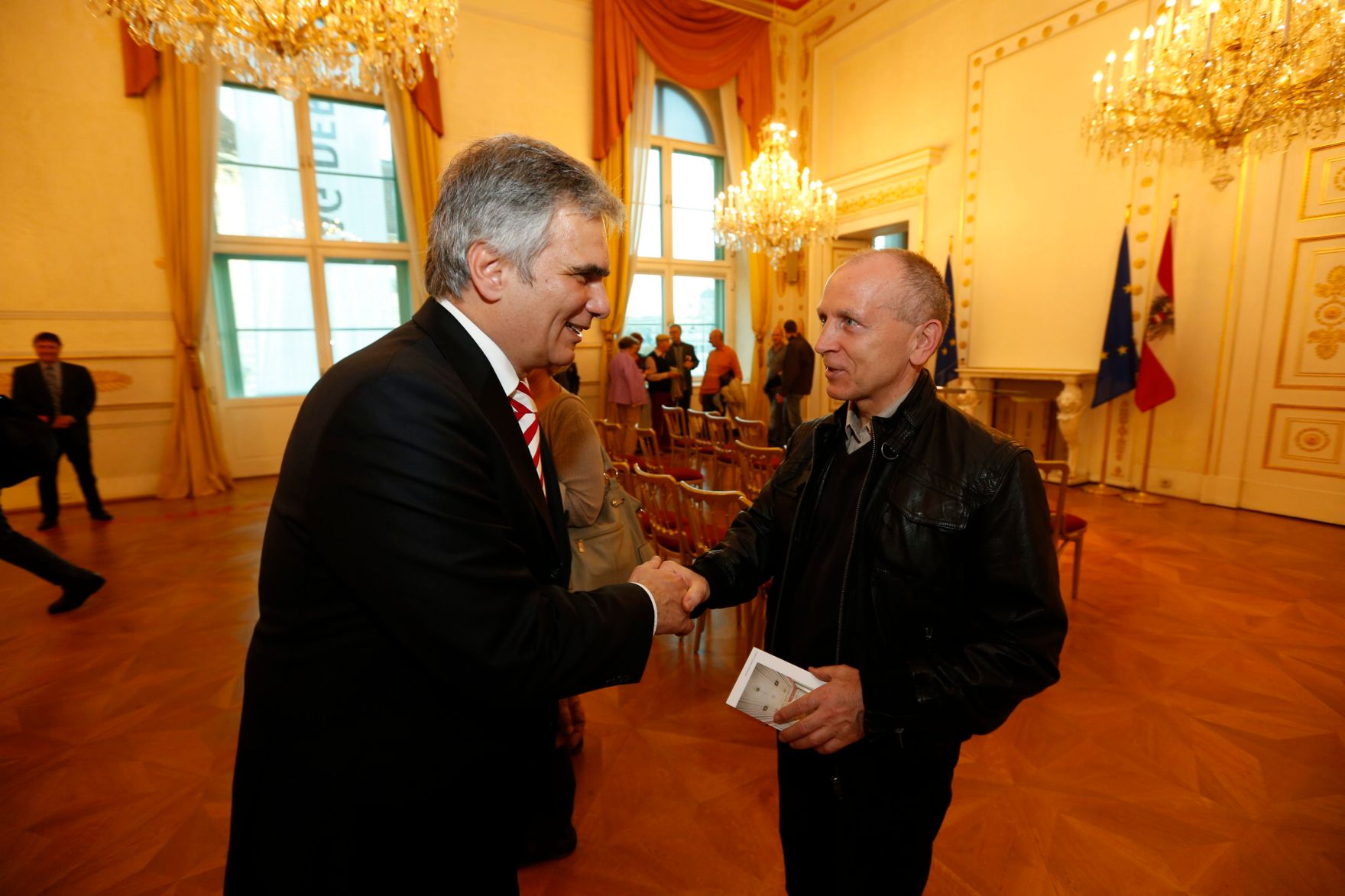 Am 26. Oktober 2013 empfing Bundeskanzler Werner Faymann im Rahmen des Nationalfeiertages Besucherinnen und Besucher im Bundeskanzleramt.