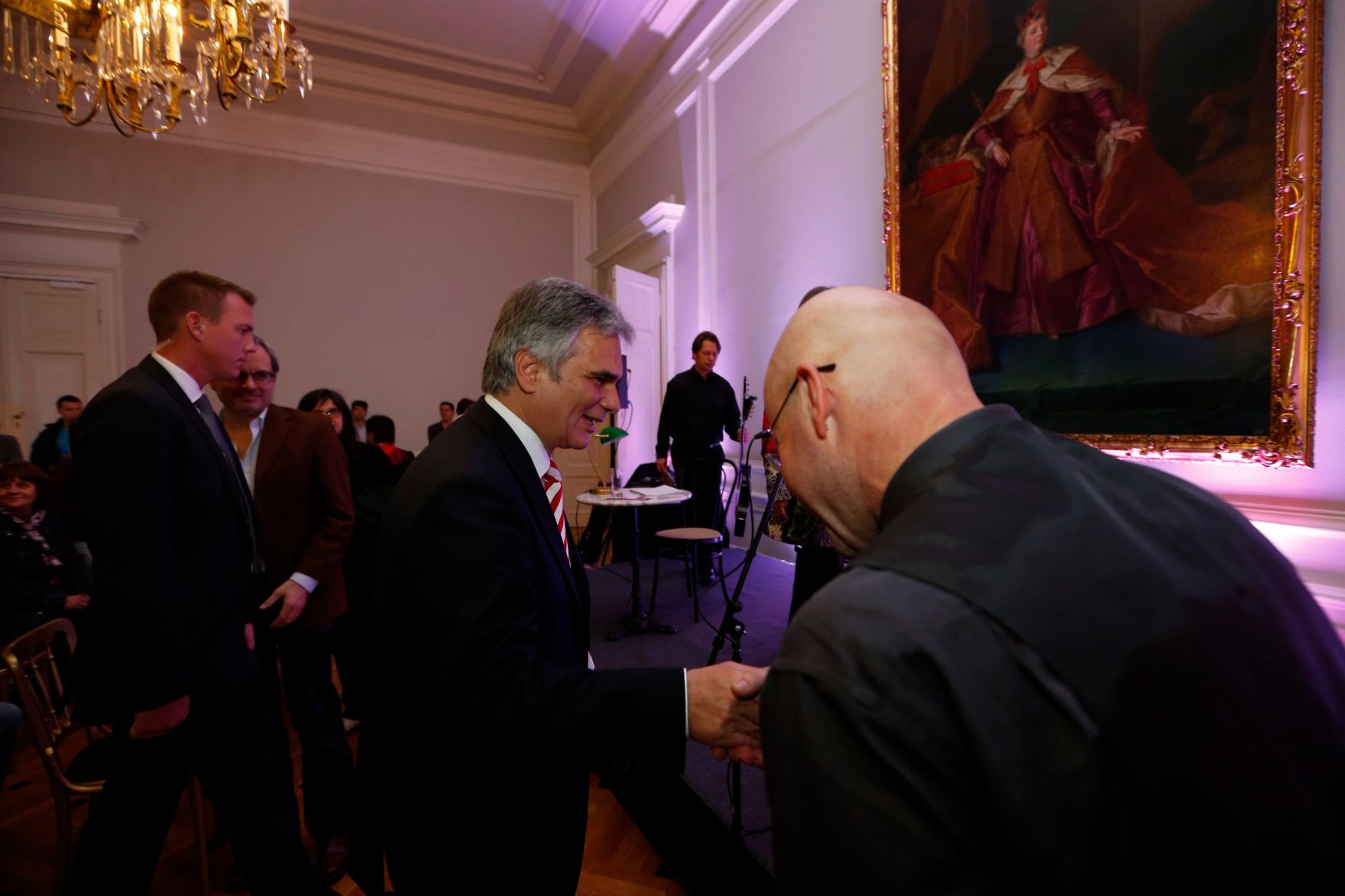 Am 26. Oktober 2013 empfing Bundeskanzler Werner Faymann im Rahmen des Nationalfeiertages Besucherinnen und Besucher im Bundeskanzleramt.