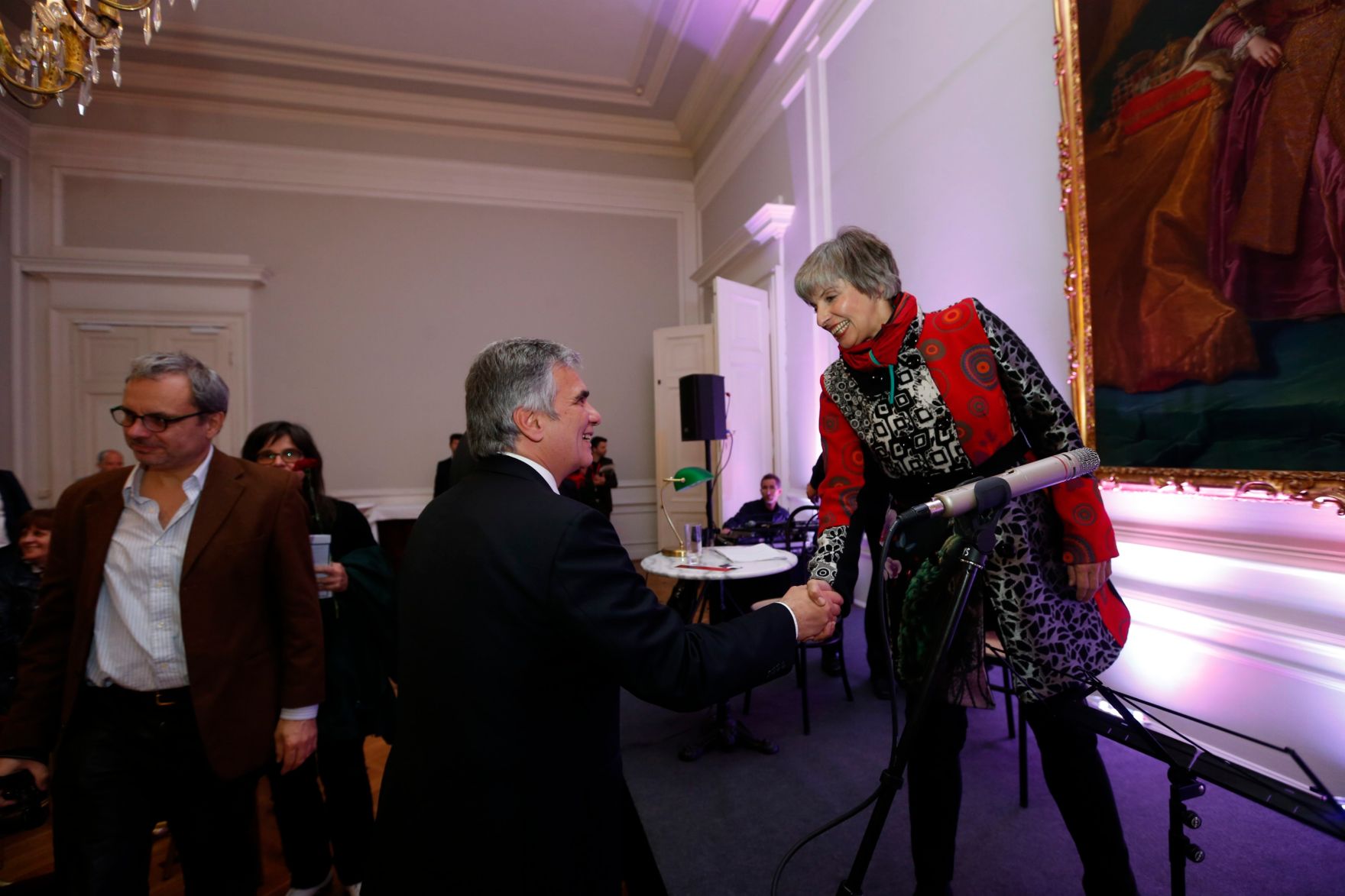 Am 26. Oktober 2013 empfing Bundeskanzler Werner Faymann im Rahmen des Nationalfeiertages Besucherinnen und Besucher im Bundeskanzleramt.