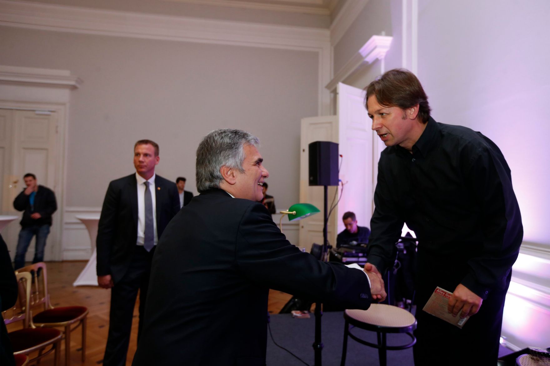 Am 26. Oktober 2013 empfing Bundeskanzler Werner Faymann im Rahmen des Nationalfeiertages Besucherinnen und Besucher im Bundeskanzleramt.