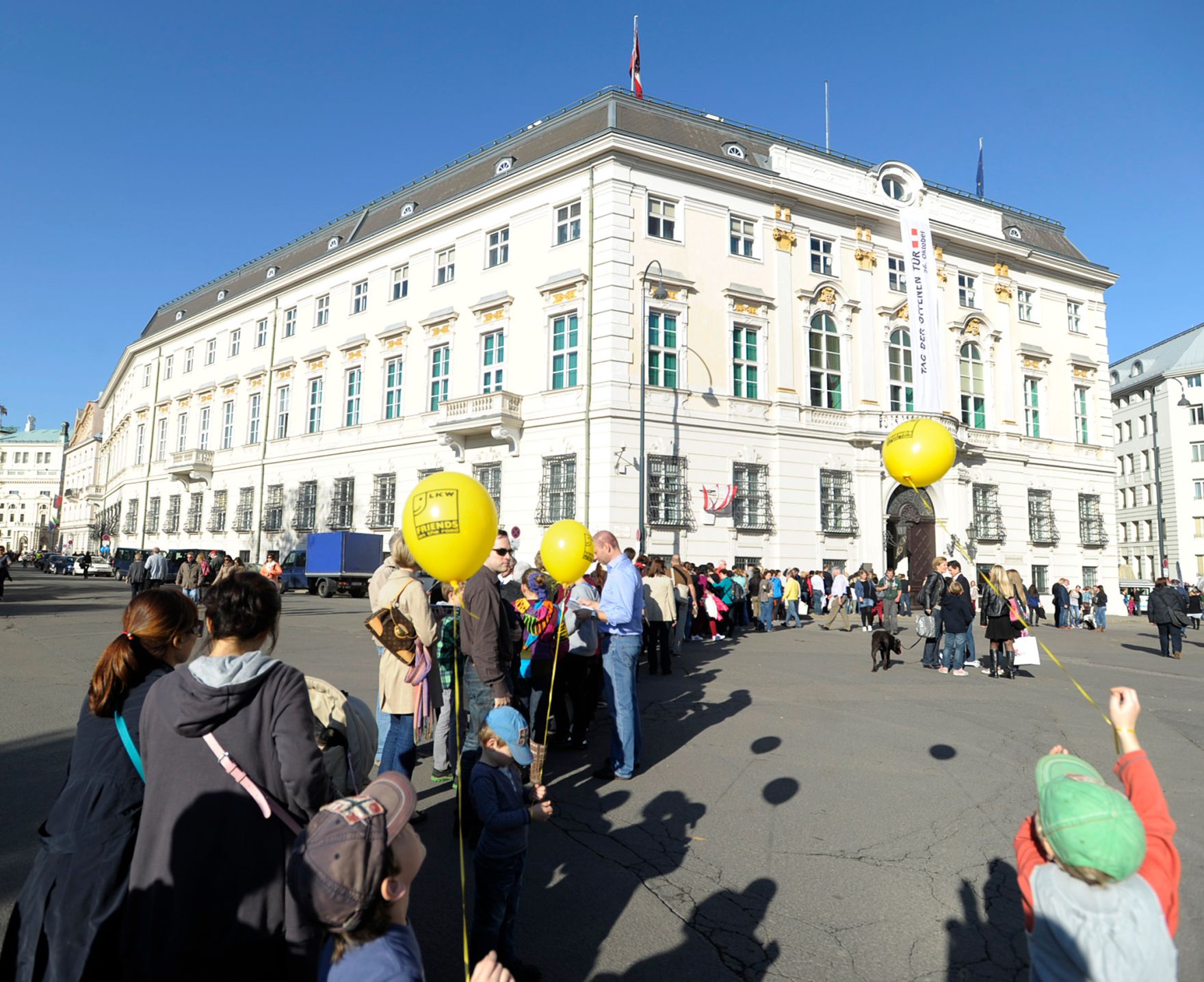 Am 26. Oktober 2013 empfing Bundeskanzler Werner Faymann im Rahmen des Nationalfeiertages Besucherinnen und Besucher im Bundeskanzleramt.