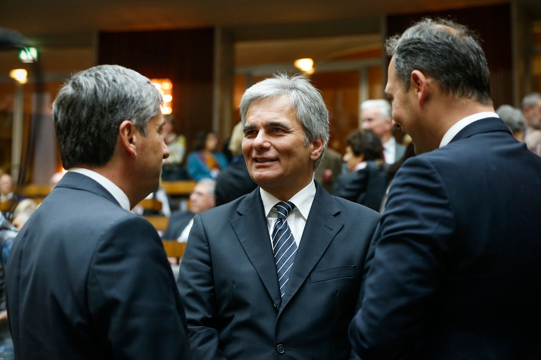 Am 7. November 2013 nahm Bundeskanzler Werner Faymann (m.) an der Veranstaltung im Gedenken an den Novemberpogrom im Parlament teil. Im Bild mit Au&szlig;enminister und Vizekanzler Michael Spindelegger (l.) und Staatssekret&auml;r Andreas Schieder (r.).