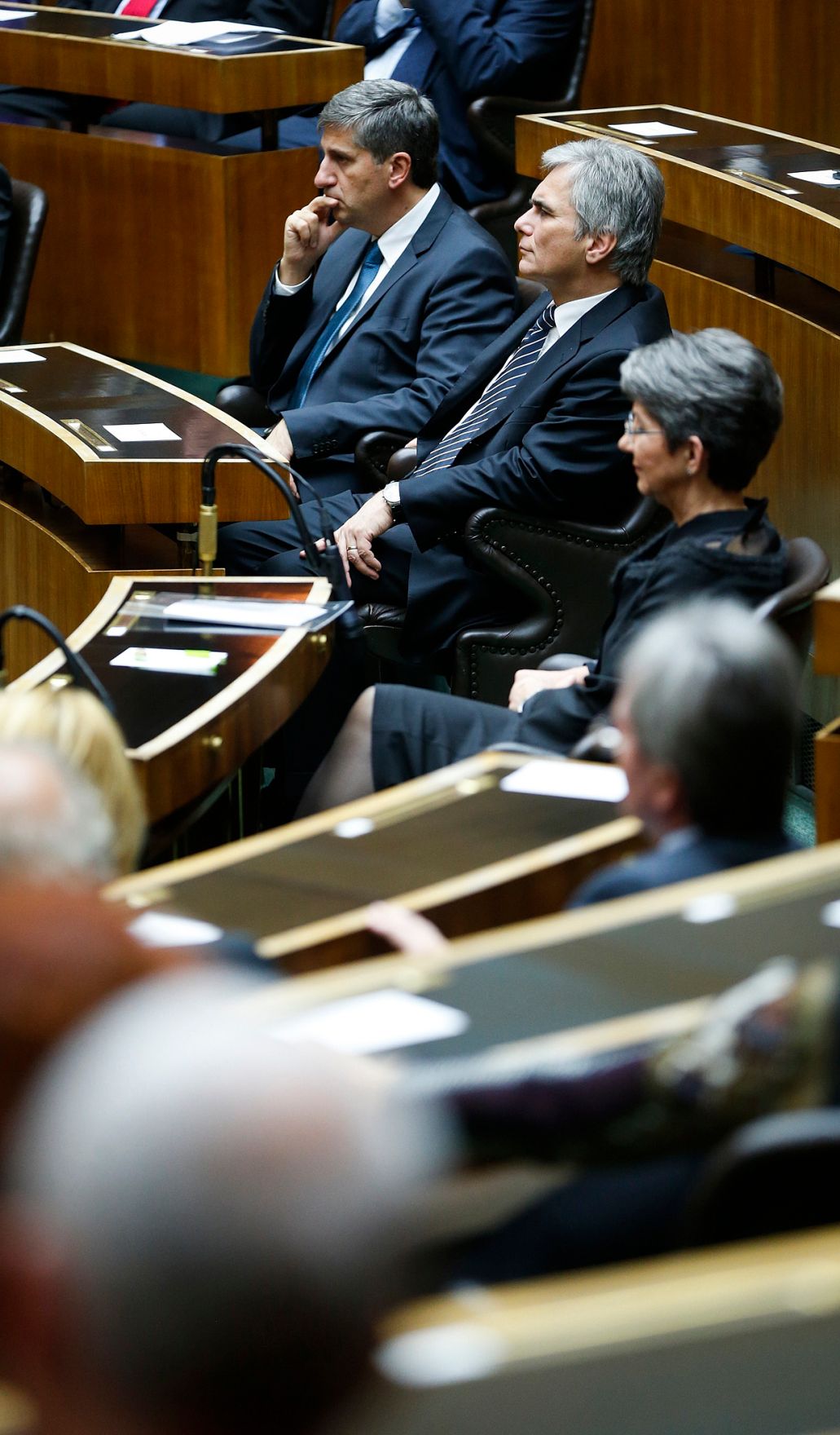 Am 7. November 2013 nahm Bundeskanzler Werner Faymann (m.) an der Veranstaltung im Gedenken an den Novemberpogrom im Parlament teil. Im Bild mit Parlamentspr&auml;sidentin Barbara Prammer (r.) und Au&szlig;enminister und Vizekanzler Michael Spindelegger (l.)