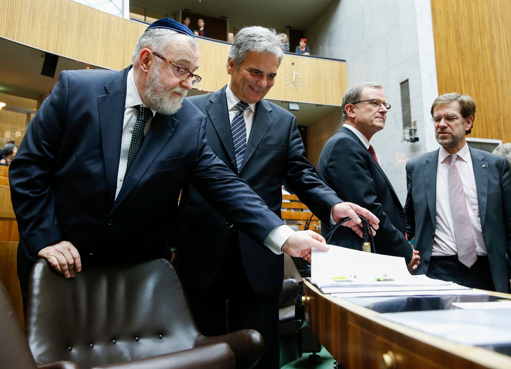Am 7. November 2013 nahm Bundeskanzler Werner Faymann (r.) an der Veranstaltung im Gedenken an den Novemberpogrom im Parlament teil. Im Bild mit Oberrabbiner Paul Chaim Eisenberg (l.).