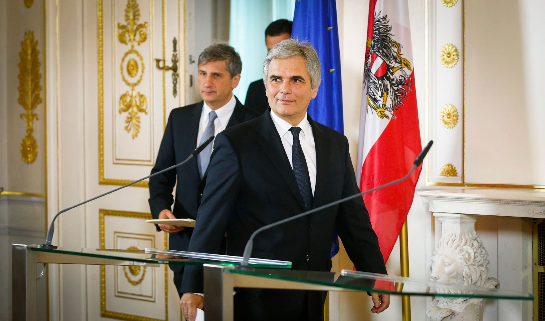 Bundeskanzler Werner Faymann (r.) mit Au&szlig;enminister und Vizekanzler Michael Spindelegger (l.) beim Pressefoyer nach dem Ministerrat am 19. November 2013 im Bundeskanzleramt.