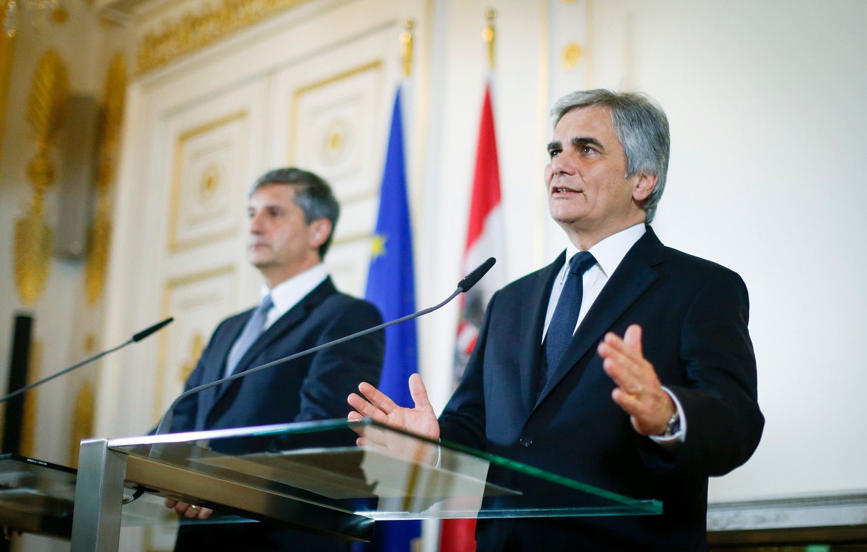 Bundeskanzler Werner Faymann (r.) mit Au&szlig;enminister und Vizekanzler Michael Spindelegger (l.) beim Pressefoyer nach dem Ministerrat am 19. November 2013 im Bundeskanzleramt.