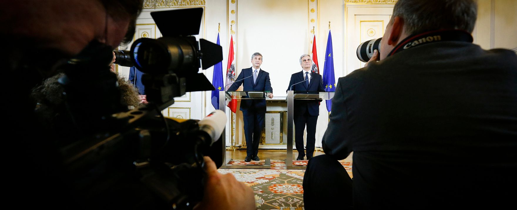 Bundeskanzler Werner Faymann (r.) mit Au&szlig;enminister und Vizekanzler Michael Spindelegger (l.) beim Pressefoyer nach dem Ministerrat am 19. November 2013 im Bundeskanzleramt.