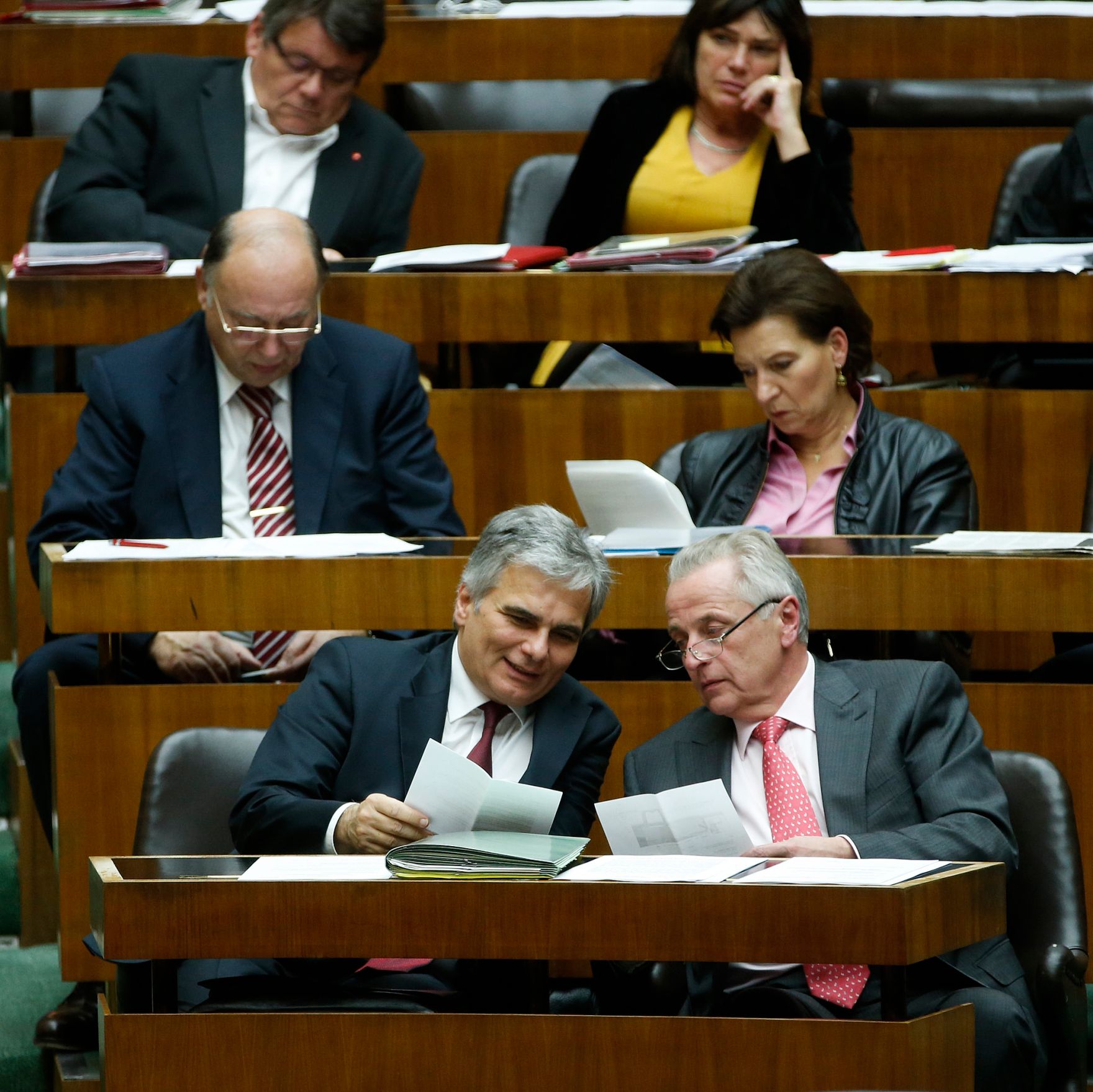 Am 20. November 2013 nahm Bundeskanzler Werner Faymann (l.) anl&auml;sslich der Dringlichen Anfrage an Finanzministerin Maria Fekter an der Nationalratssitzung im Parlament teil. Im Bild mit Sozialminister Rudolf Hundstorfer (r.).