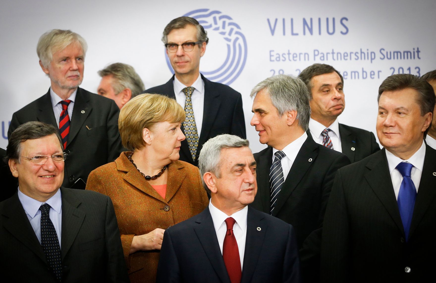 Am 29. November 2013 endete das zweit&auml;gige Gipfeltreffen &Ouml;stliche Partnerschaft in Vilnius. Im Bild Bundeskanzler Werner Faymann (r.) mit der deutschen Bundeskanzlerin Angela Merkel (l.) beim Gruppenfoto.