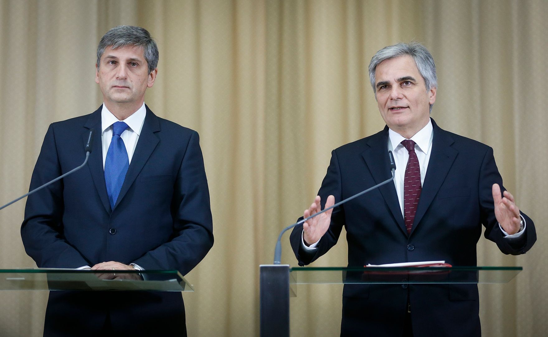 Bundeskanzler Werner Faymann (r.) mit Au&szlig;enminister und Vizekanzler Michael Spindelegger (l.) beim Pressefoyer nach dem Ministerrat am 3. Dezember 2013 im Parlament.