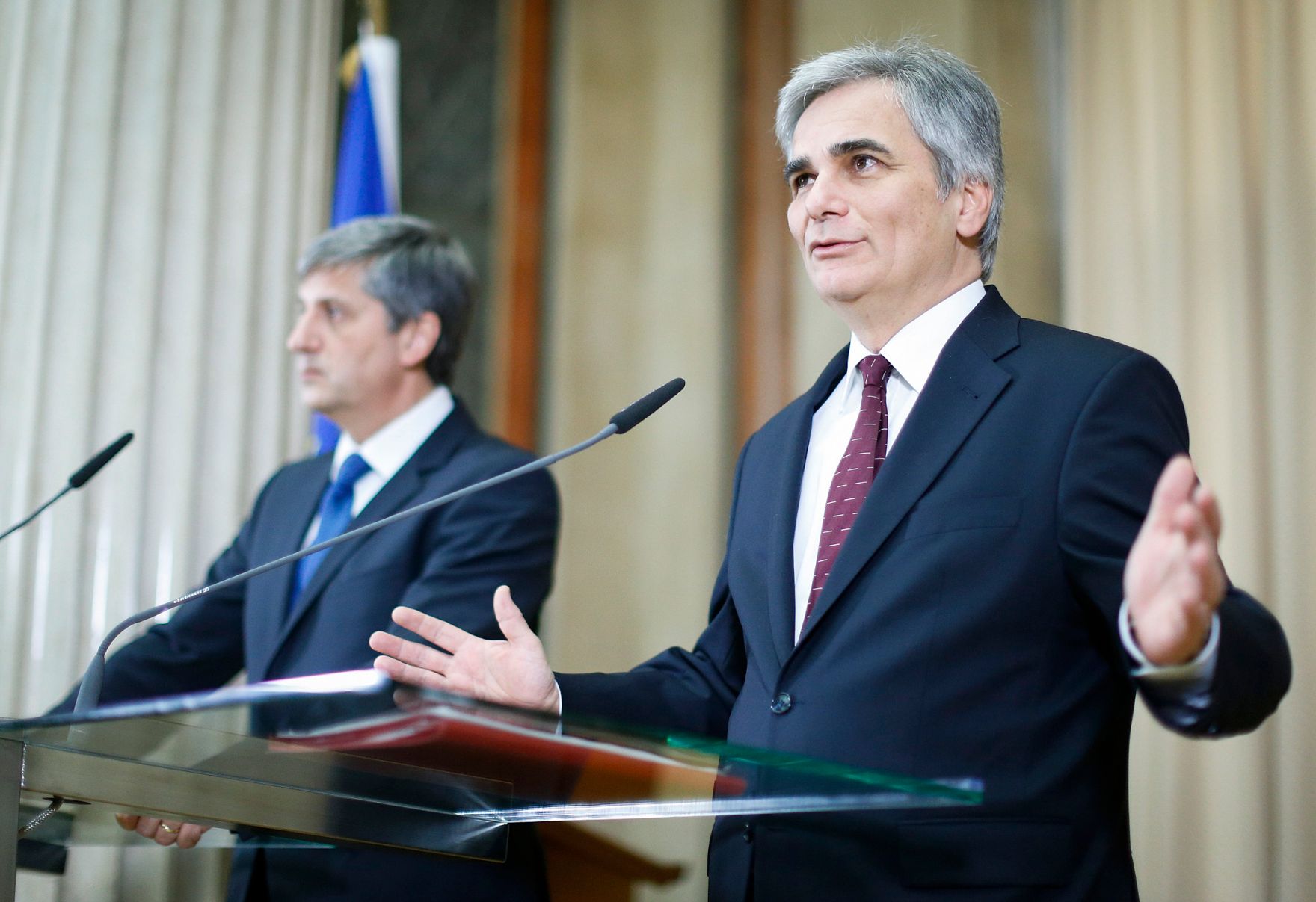 Bundeskanzler Werner Faymann (r.) mit Au&szlig;enminister und Vizekanzler Michael Spindelegger (l.) beim Pressefoyer nach dem Ministerrat am 3. Dezember 2013 im Parlament.