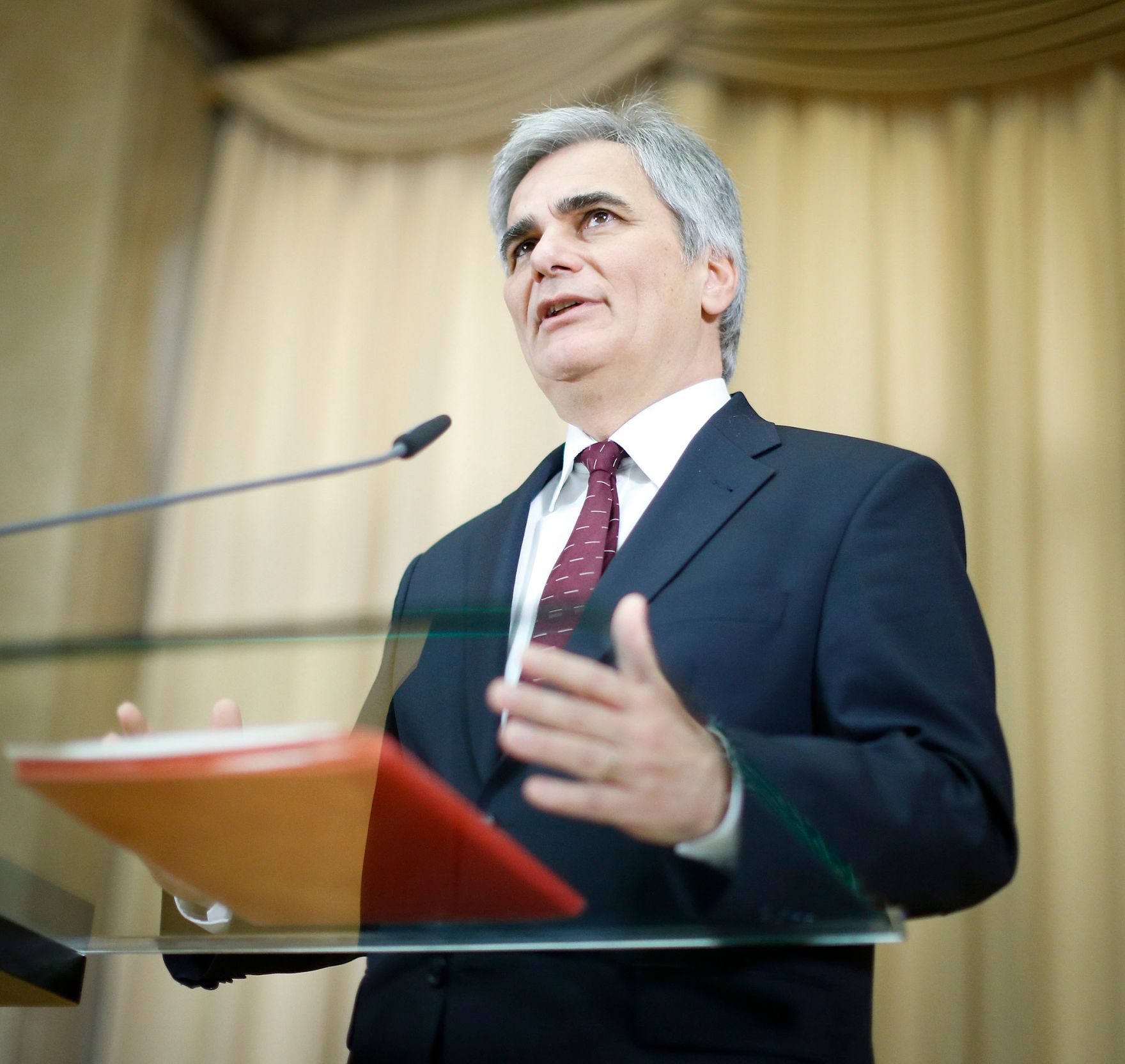 Bundeskanzler Werner Faymann beim Pressefoyer nach dem Ministerrat am 3. Dezember 2013 im Parlament.