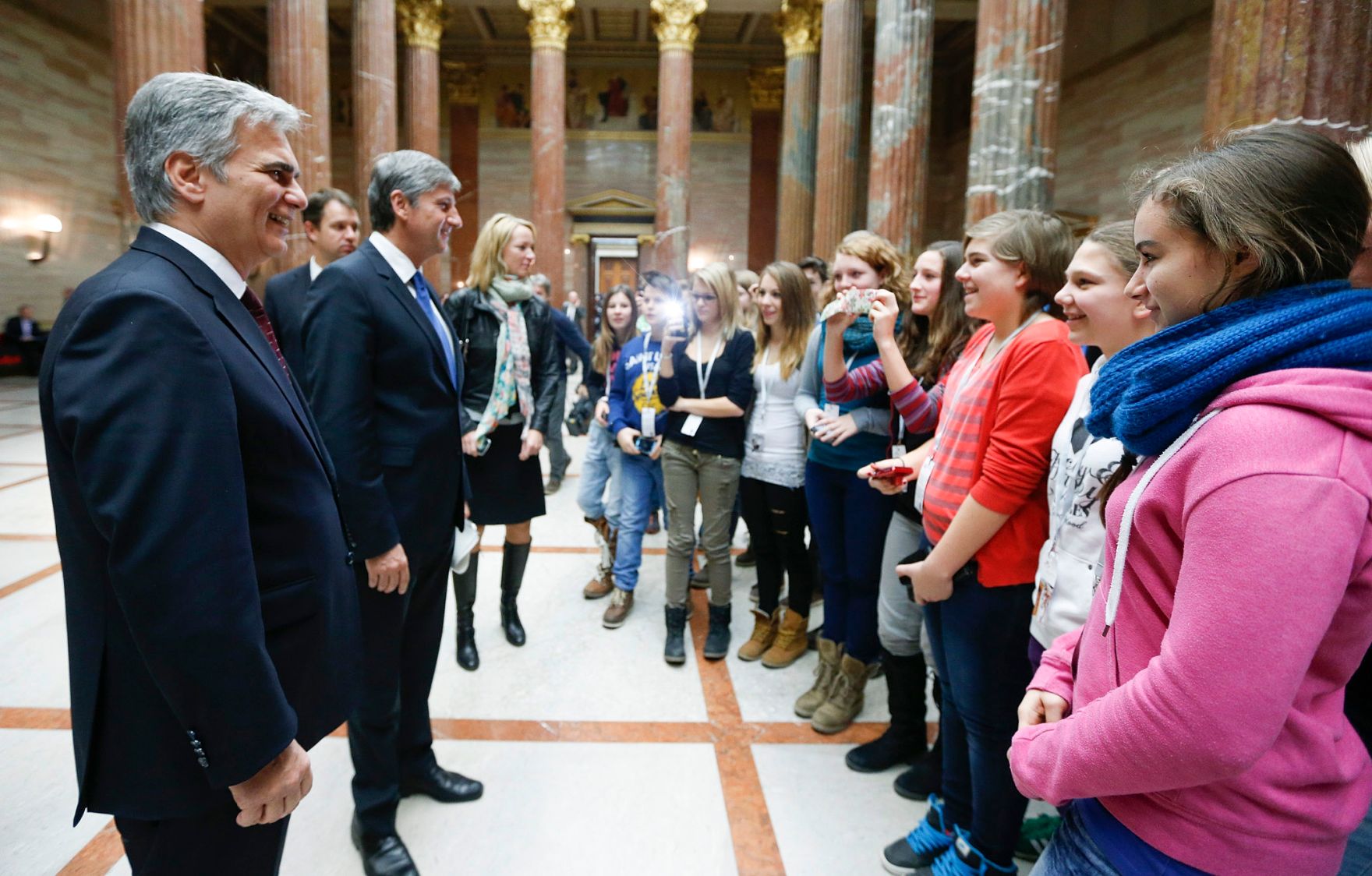 Bundeskanzler Werner Faymann (r.) mit Au&szlig;enminister und Vizekanzler Michael Spindelegger (l.) beim Pressefoyer nach dem Ministerrat am 3. Dezember 2013 im Parlament.