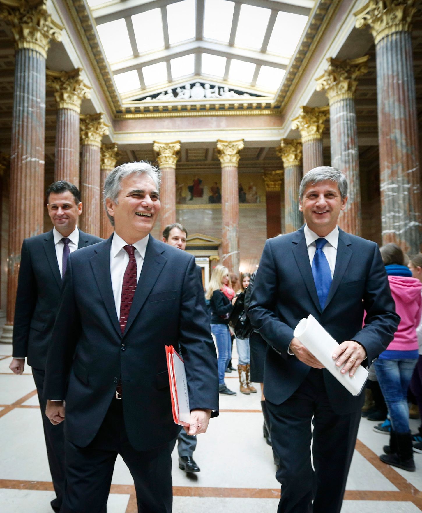 Bundeskanzler Werner Faymann (r.) mit Au&szlig;enminister und Vizekanzler Michael Spindelegger (l.) beim Pressefoyer nach dem Ministerrat am 3. Dezember 2013 im Parlament.