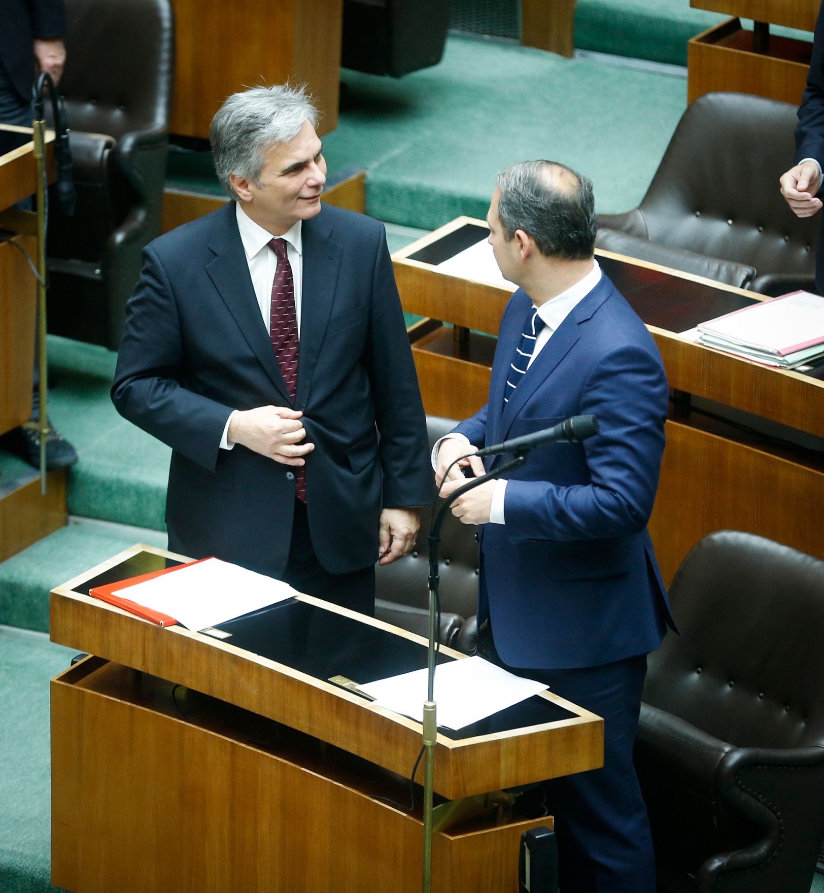 Am 3. Dezember 2013 beantwortete Bundeskanzler Werner Faymann (l.) bei der Nationalratssitzung im Parlament eine Dringliche Anfrage bez&uuml;glich der budget&auml;ren Lage. Im Bild mit Staatssekret&auml;r Andreas Schieder (r.).