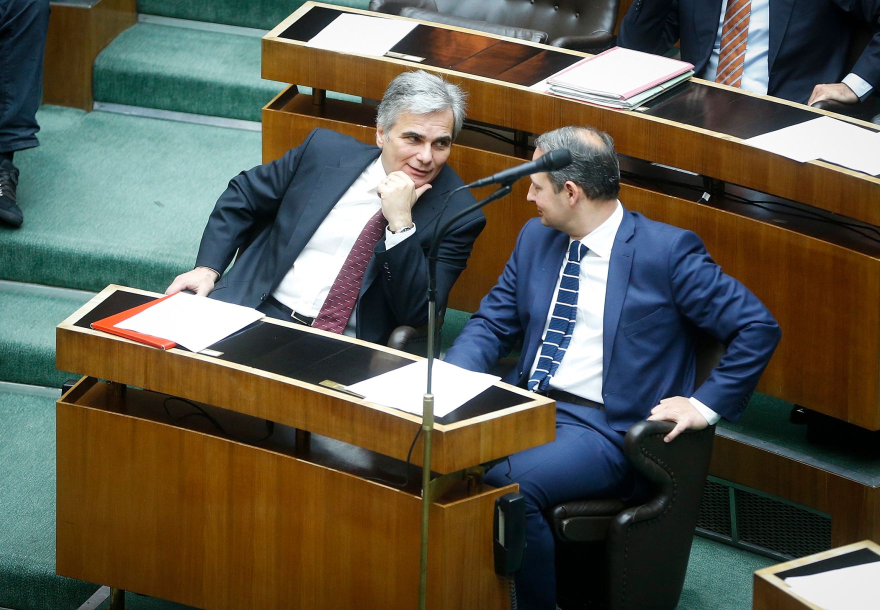 Am 3. Dezember 2013 beantwortete Bundeskanzler Werner Faymann (l.) bei der Nationalratssitzung im Parlament eine Dringliche Anfrage bez&uuml;glich der budget&auml;ren Lage. Im Bild mit Staatssekret&auml;r Andreas Schieder (r.).
