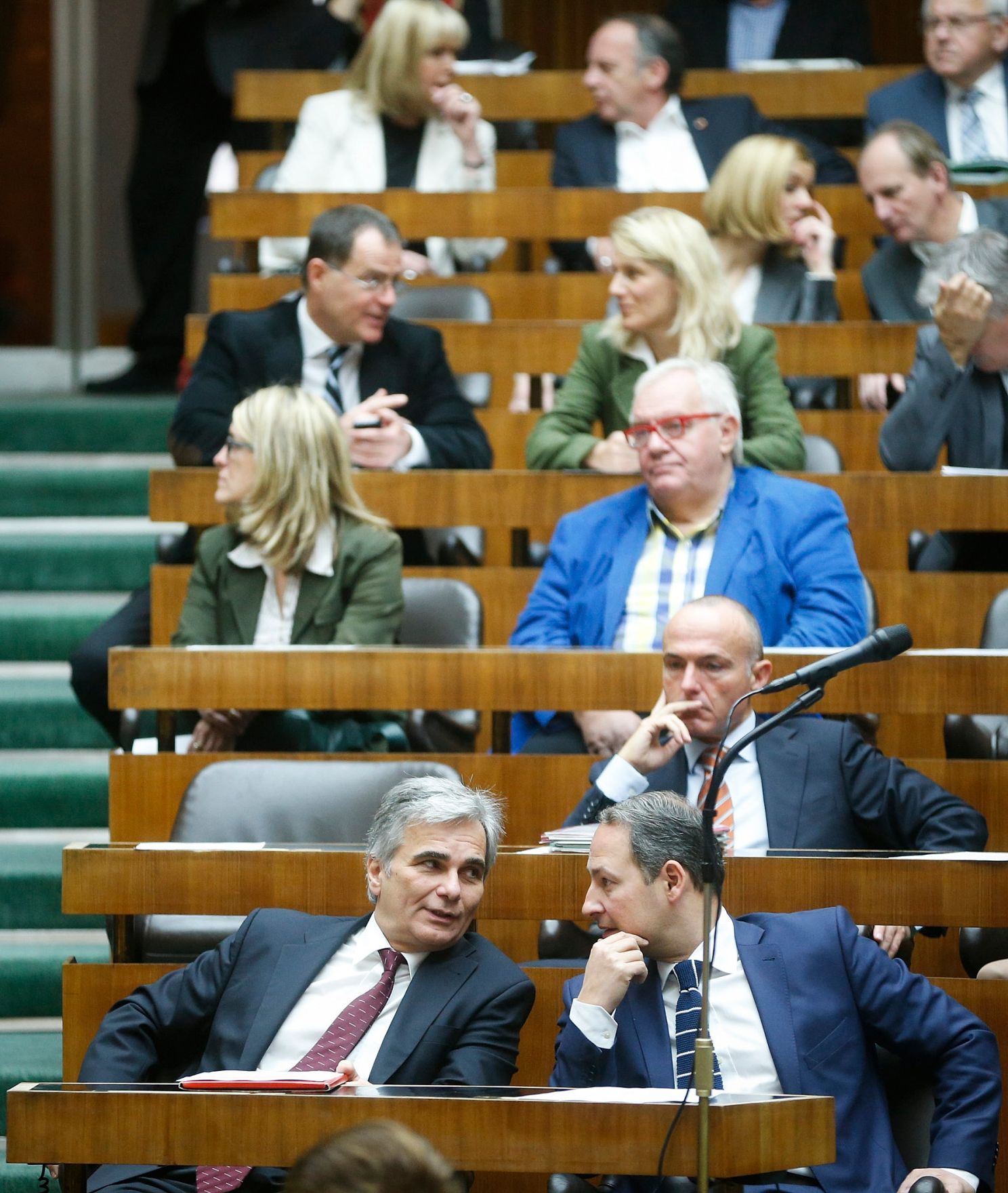 Am 3. Dezember 2013 beantwortete Bundeskanzler Werner Faymann (l.) bei der Nationalratssitzung im Parlament eine Dringliche Anfrage bez&uuml;glich der budget&auml;ren Lage. Im Bild mit Staatssekret&auml;r Andreas Schieder (r.).
