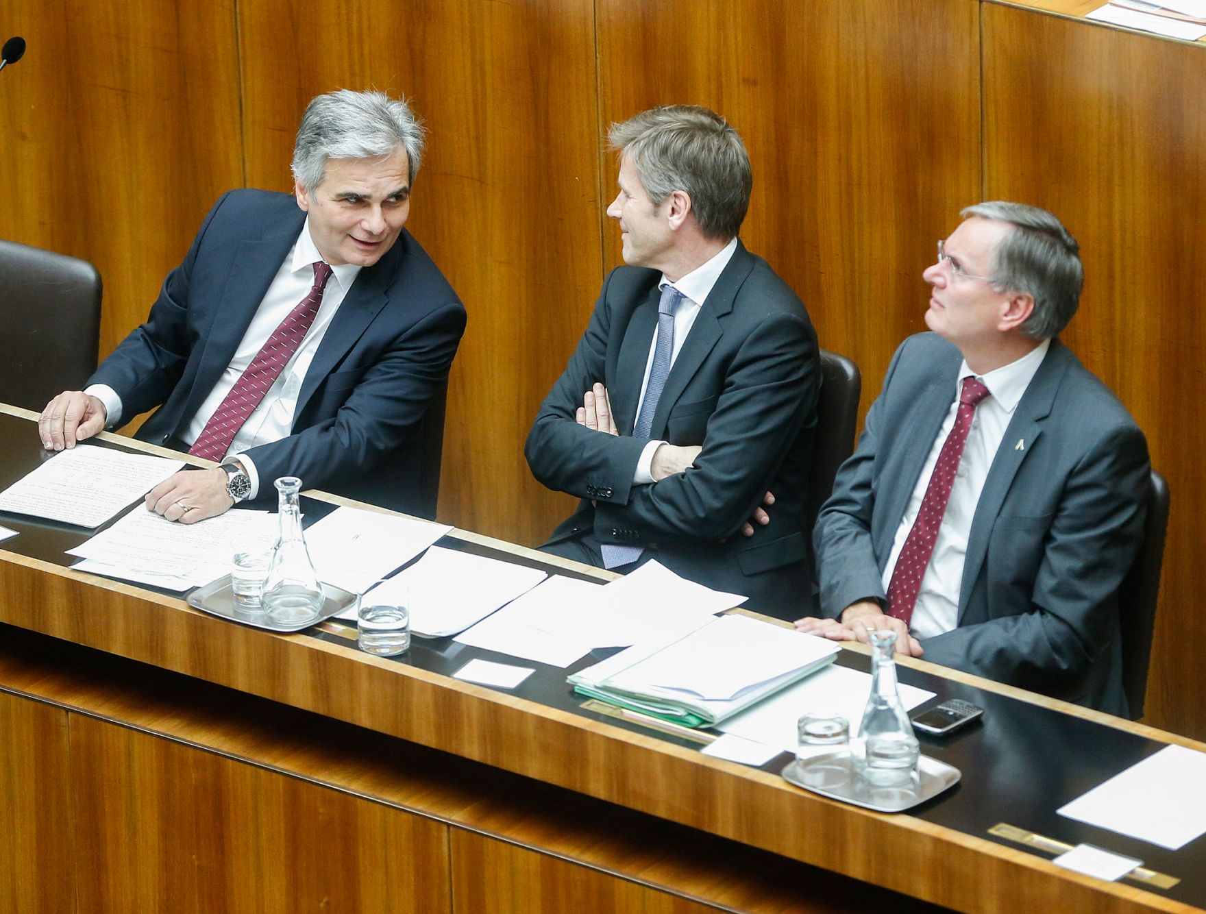 Am 3. Dezember 2013 beantwortete Bundeskanzler Werner Faymann (l.) bei der Nationalratssitzung im Parlament eine Dringliche Anfrage bez&uuml;glich der budget&auml;ren Lage. Im Bild mit Staatssekret&auml;r Josef Ostermayer (m.) und Gesundheitsminister Alois St&ouml;ger (r.).