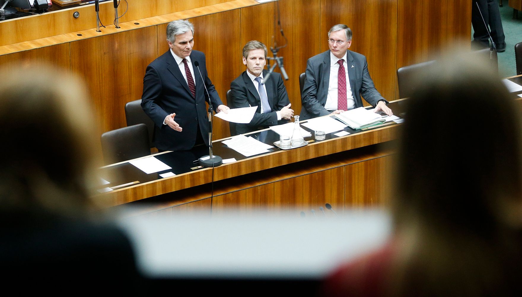 Am 3. Dezember 2013 beantwortete Bundeskanzler Werner Faymann (l.) bei der Nationalratssitzung im Parlament eine Dringliche Anfrage bez&uuml;glich der budget&auml;ren Lage. Im Bild mit Staatssekret&auml;r Josef Ostermayer (m.) und Gesundheitsminister Alois St&ouml;ger (r.).