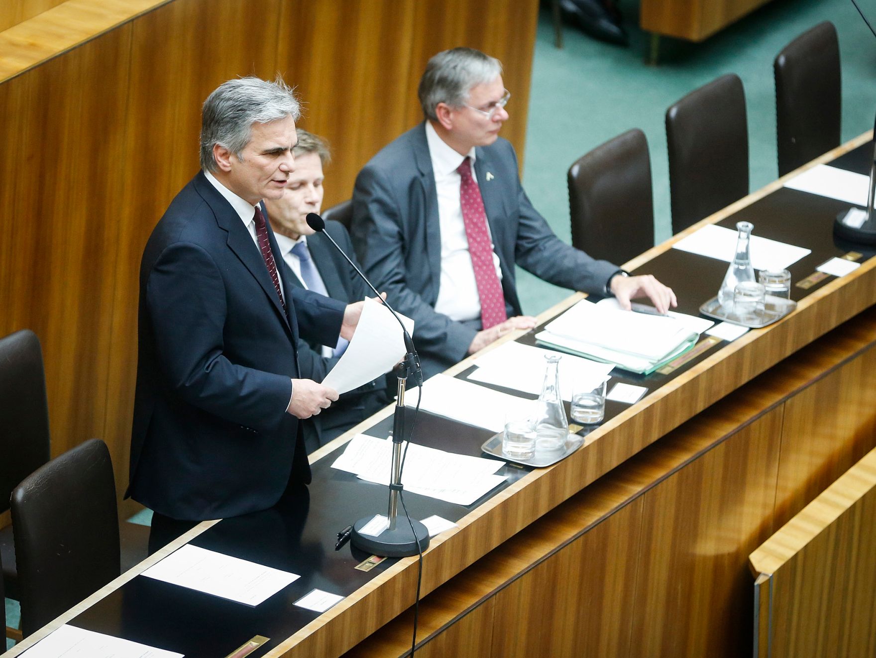 Am 3. Dezember 2013 beantwortete Bundeskanzler Werner Faymann (l.) bei der Nationalratssitzung im Parlament eine Dringliche Anfrage bez&uuml;glich der budget&auml;ren Lage. Im Bild mit Staatssekret&auml;r Josef Ostermayer (m.) und Gesundheitsminister Alois St&ouml;ger (r.).