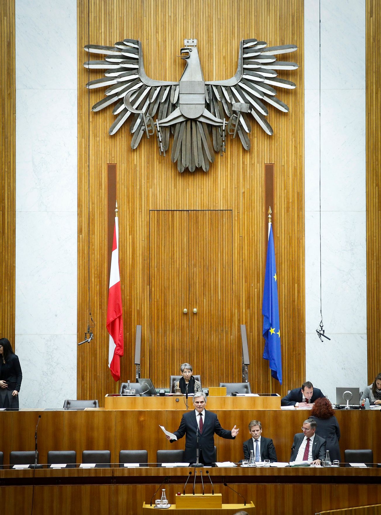 Am 3. Dezember 2013 beantwortete Bundeskanzler Werner Faymann (l.) bei der Nationalratssitzung im Parlament eine Dringliche Anfrage bez&uuml;glich der budget&auml;ren Lage. Im Bild mit Staatssekret&auml;r Josef Ostermayer (m.) und Gesundheitsminister Alois St&ouml;ger (r.).