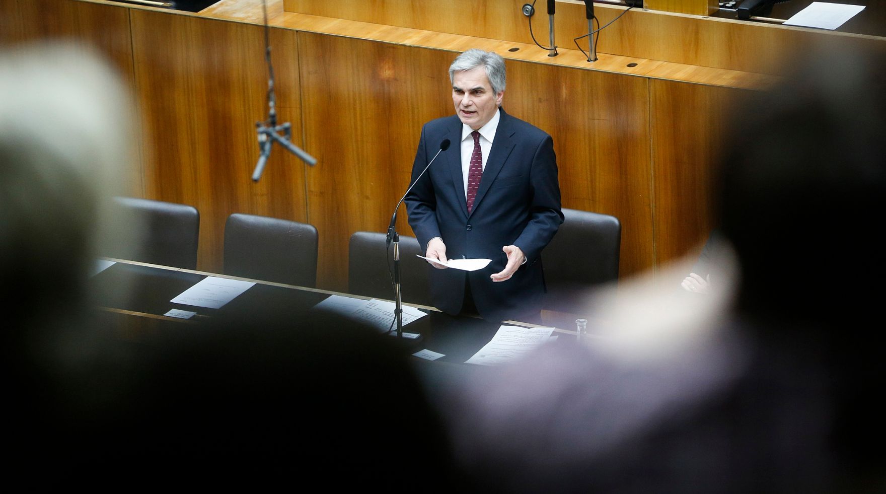 Am 3. Dezember 2013 beantwortete Bundeskanzler Werner Faymann (im Bild) bei der Nationalratssitzung im Parlament eine Dringliche Anfrage bez&uuml;glich der budget&auml;ren Lage.