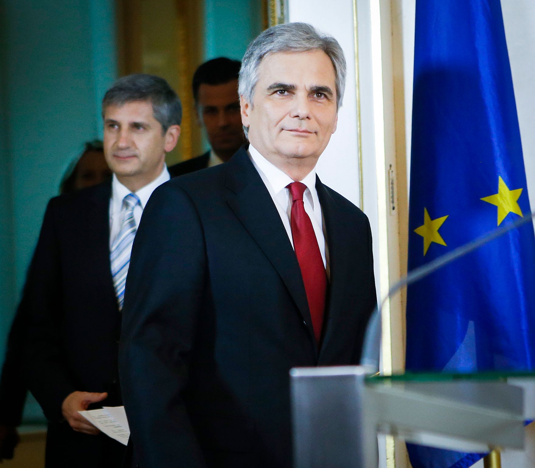 Am 12. Dezember 2013 pr&auml;sentierte Bundeskanzler Werner Faymann (r.) gemeinsam mit Au&szlig;enminister und Vizekanzler Michael Spindelegger (l.) die Koalitionsergebnisse im Bundeskanzleramt.