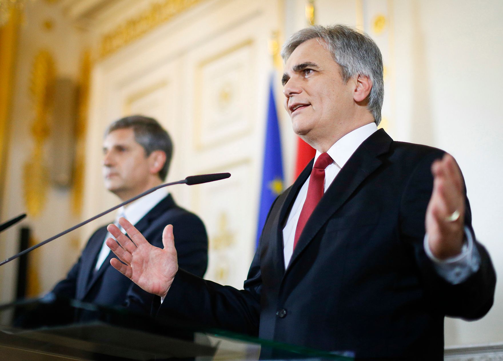 Am 12. Dezember 2013 pr&auml;sentierte Bundeskanzler Werner Faymann (r.) gemeinsam mit Au&szlig;enminister und Vizekanzler Michael Spindelegger (l.) die Koalitionsergebnisse im Bundeskanzleramt.