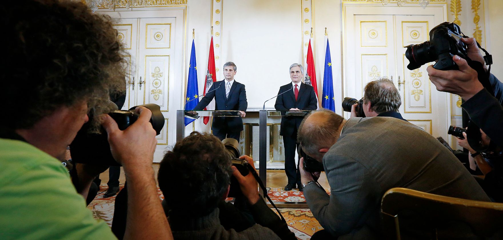Am 12. Dezember 2013 pr&auml;sentierte Bundeskanzler Werner Faymann (r.) gemeinsam mit Au&szlig;enminister und Vizekanzler Michael Spindelegger (l.) die Koalitionsergebnisse im Bundeskanzleramt.