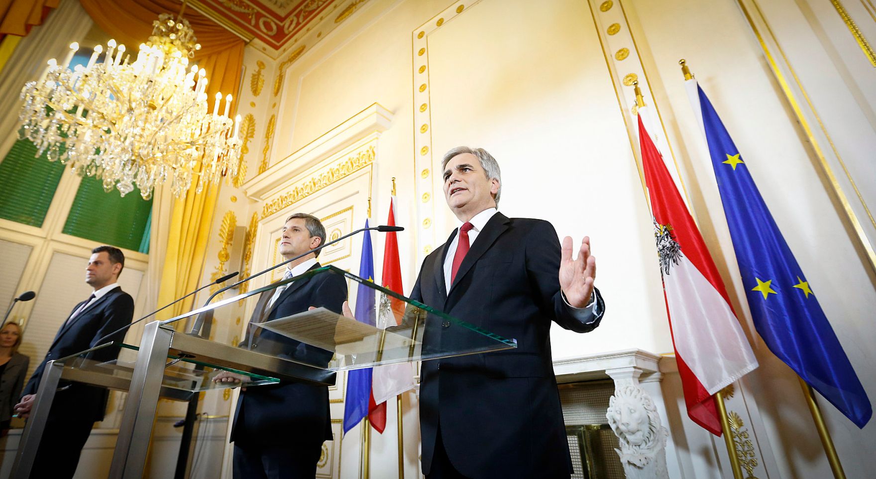 Am 12. Dezember 2013 pr&auml;sentierte Bundeskanzler Werner Faymann (r.) gemeinsam mit Au&szlig;enminister und Vizekanzler Michael Spindelegger (l.) die Koalitionsergebnisse im Bundeskanzleramt.