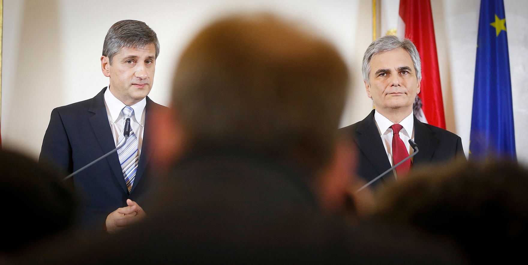 Am 12. Dezember 2013 pr&auml;sentierte Bundeskanzler Werner Faymann (r.) gemeinsam mit Au&szlig;enminister und Vizekanzler Michael Spindelegger (l.) die Koalitionsergebnisse im Bundeskanzleramt.