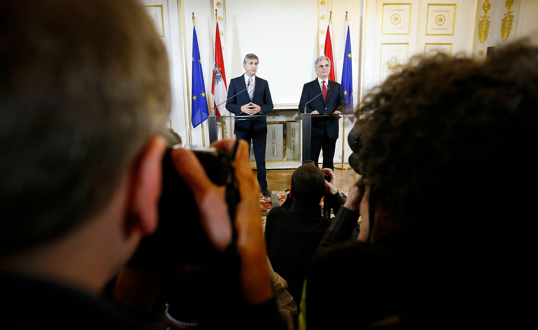 Am 12. Dezember 2013 pr&auml;sentierte Bundeskanzler Werner Faymann (r.) gemeinsam mit Au&szlig;enminister und Vizekanzler Michael Spindelegger (l.) die Koalitionsergebnisse im Bundeskanzleramt.