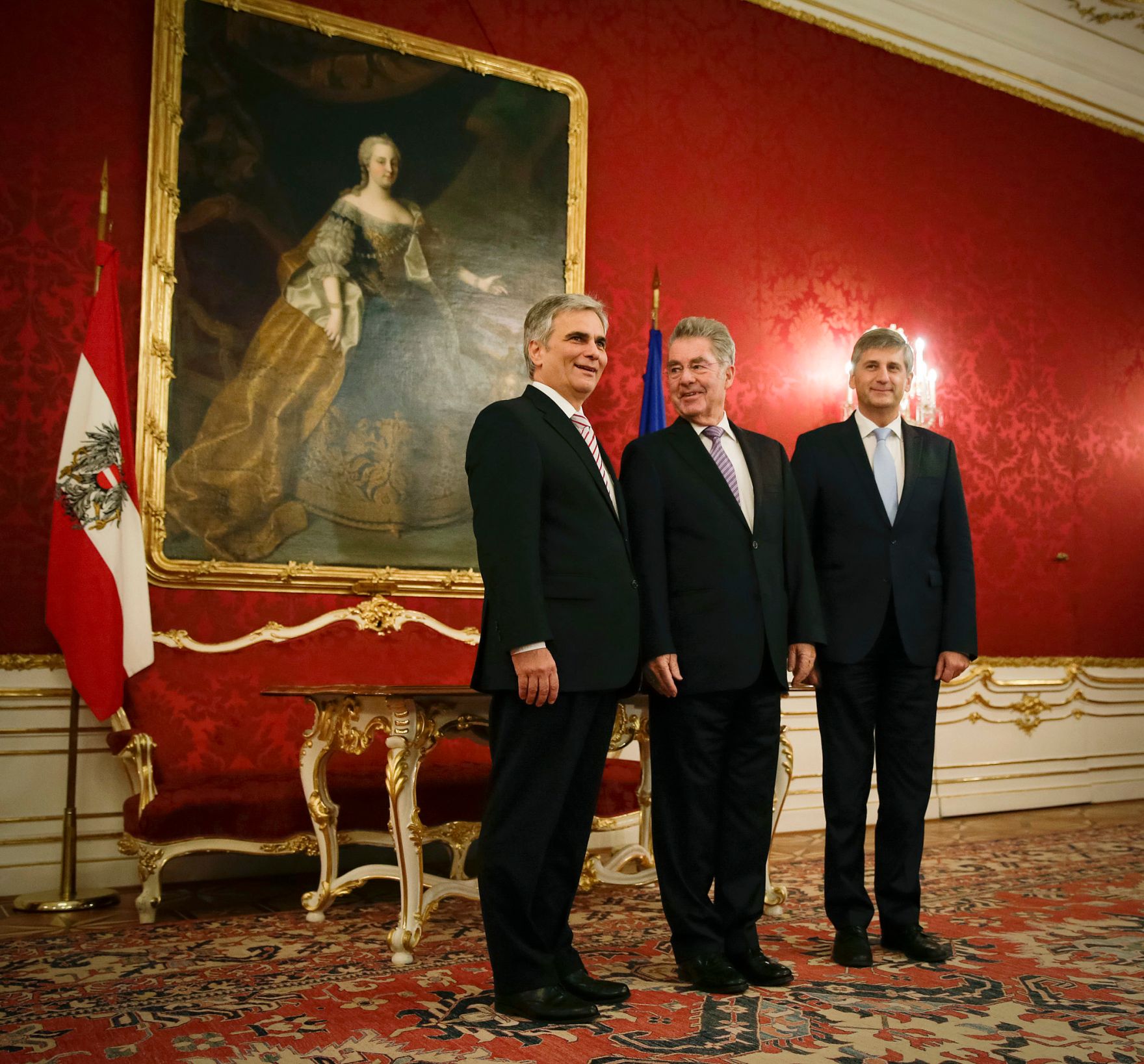 Am 13. Dezember 2013 informierte Bundeskanzler Werner Faymann (l.) gemeinsam mit Au&szlig;enminister und Vizekanzler Michael Spindelegger (r.) den Bundespr&auml;sidenten Heinz Fischer (m.) &uuml;ber das Regierungsprogramm.