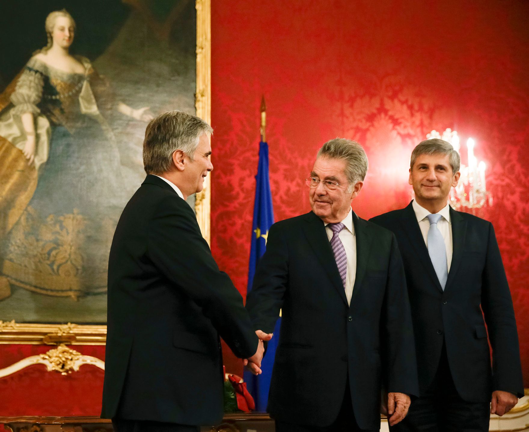 Am 13. Dezember 2013 informierte Bundeskanzler Werner Faymann (l.) gemeinsam mit Au&szlig;enminister und Vizekanzler Michael Spindelegger (r.) den Bundespr&auml;sidenten Heinz Fischer (m.) &uuml;ber das Regierungsprogramm.