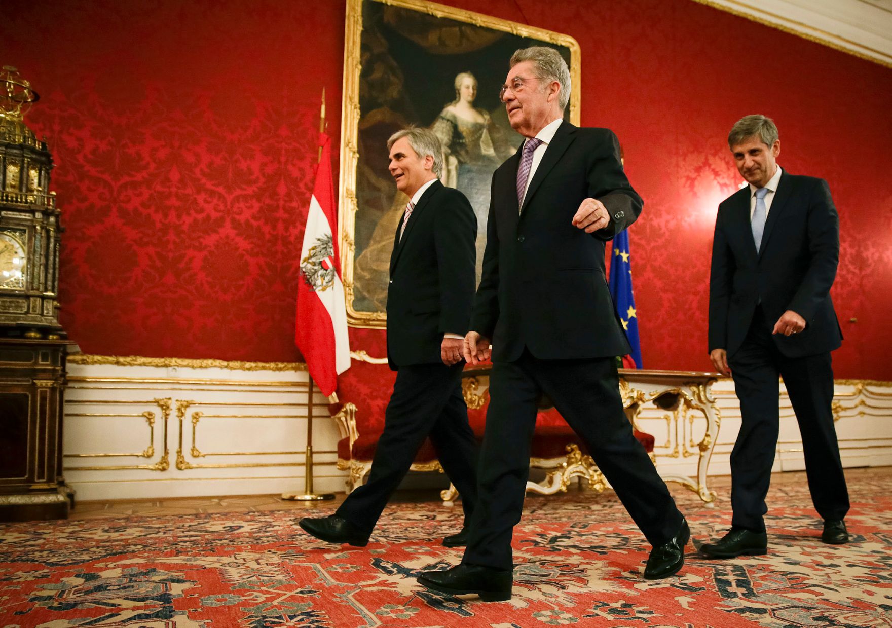 Am 13. Dezember 2013 informierte Bundeskanzler Werner Faymann (l.) gemeinsam mit Au&szlig;enminister und Vizekanzler Michael Spindelegger (r.) den Bundespr&auml;sidenten Heinz Fischer (m.) &uuml;ber das Regierungsprogramm.