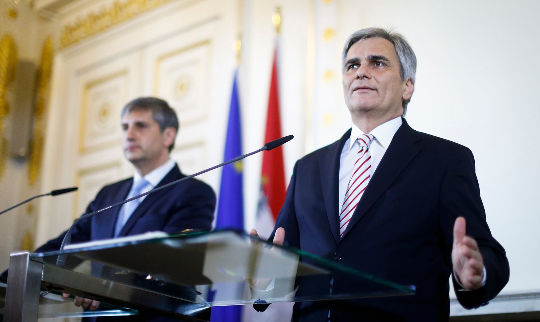 Am 13. Dezember 2013 gab Bundeskanzler Werner Faymann (r.) gemeinsam mit Au&szlig;enminister und Vizekanzler Michael Spindelegger (l.) eine Pressekonferenz &uuml;ber das Arbeitsprogramm der Bundesregierung.