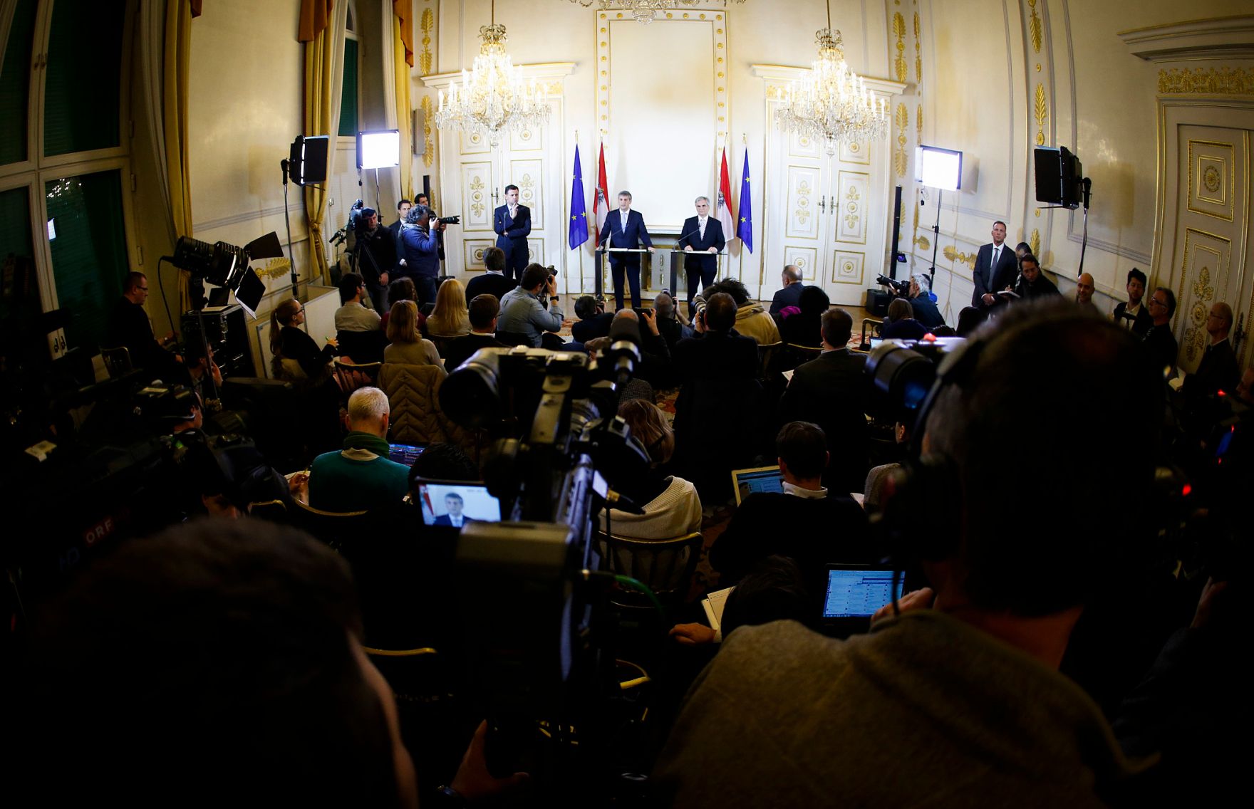 Am 13. Dezember 2013 gab Bundeskanzler Werner Faymann (r.) gemeinsam mit Au&szlig;enminister und Vizekanzler Michael Spindelegger (l.) eine Pressekonferenz &uuml;ber das Arbeitsprogramm der Bundesregierung.