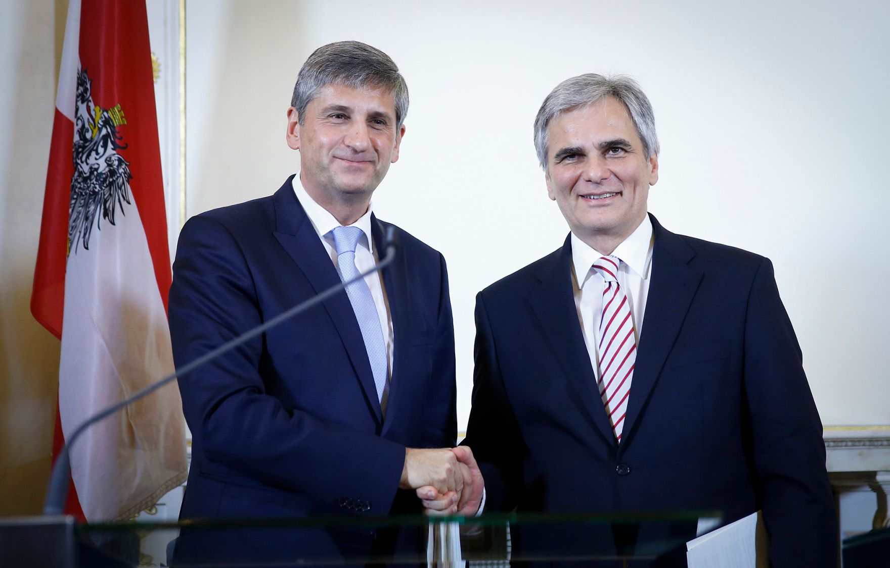 Am 13. Dezember 2013 gab Bundeskanzler Werner Faymann (r.) gemeinsam mit Au&szlig;enminister und Vizekanzler Michael Spindelegger eine Pressekonferenz &uuml;ber das Arbeitsprogramm der Bundesregierung.