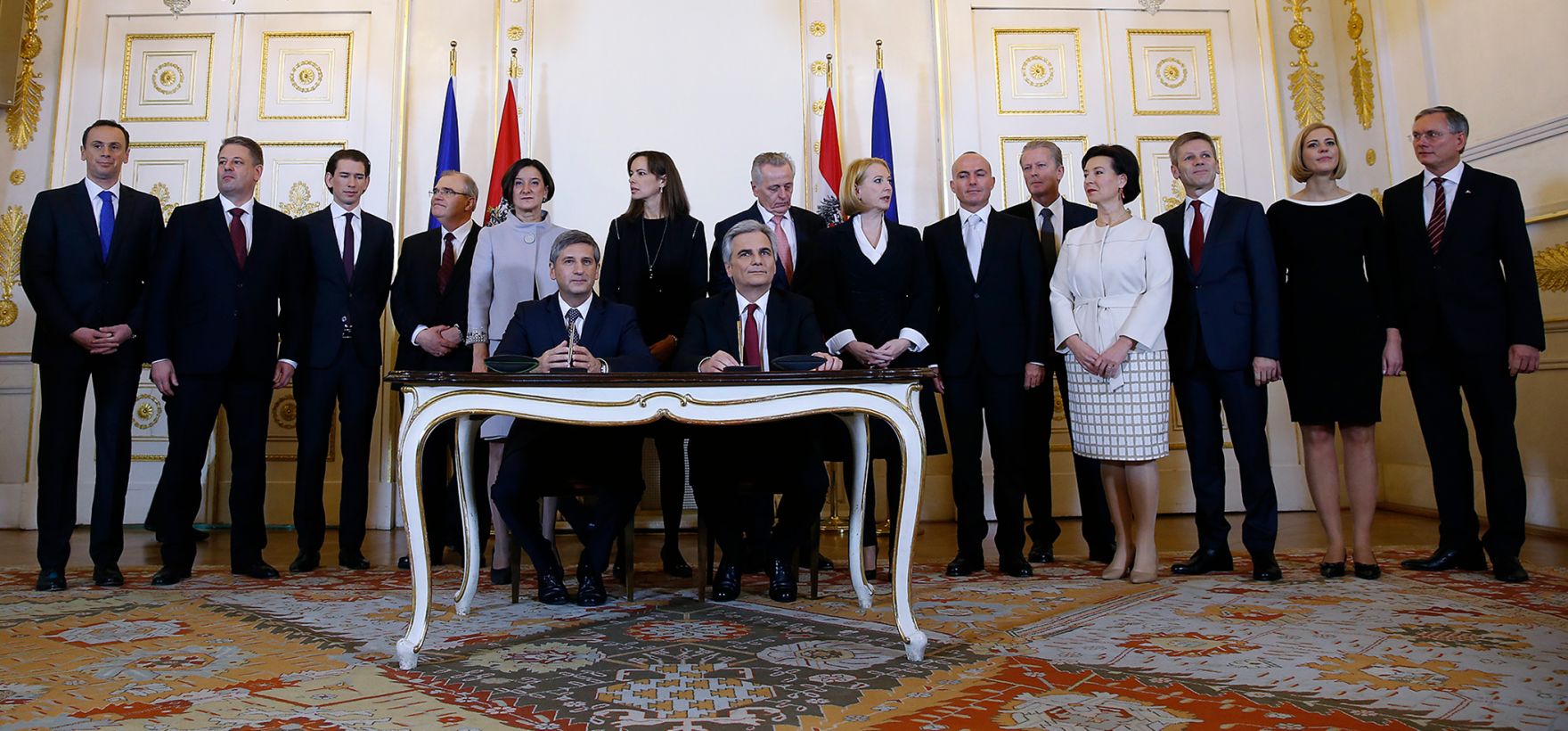 Am 16. Dezember 2013 unterzeichneten Bundeskanzler Werner Faymann (r.) und Au&szlig;enminister und Vizekanzler Michael Spindelegger (l.) das Arbeits&uuml;bereinkommen der Bundesregierung f&uuml;r die Jahre 2013 &ndash; 2018.