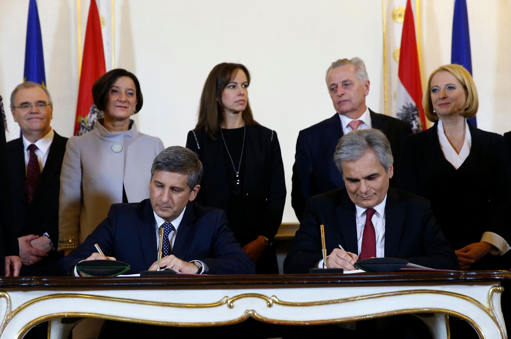 Am 16. Dezember 2013 unterzeichneten Bundeskanzler Werner Faymann (r.) und Au&szlig;enminister und Vizekanzler Michael Spindelegger (l.) das Arbeits&uuml;bereinkommen der Bundesregierung f&uuml;r die Jahre 2013 &ndash; 2018.