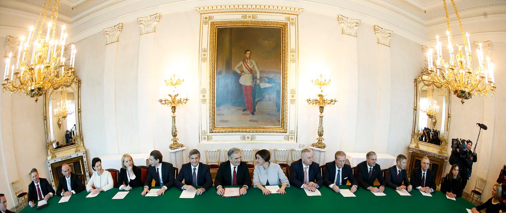 Am 16. Dezember 2013 fand die erste Sitzung des Ministerrates der neuen Bundesregierung im Bundeskanzleramt statt. Im Bild (v.l.n.r.) Finanzstaatssekret&auml;r Jochen Danninger, Bundesminister f&uuml;r Land- und Forstwirtschaft, Umwelt und Wasserwirtschaft Andr&auml; Rupprechter, Bundesminister f&uuml;r Landesverteidigung und Sport Gerald Klug, Bundesministerin f&uuml;r Bildung und Frauen Gabriele Heinisch-Hosek, Bundesministerin f&uuml;r Verkehr, Innovation und Technologie Doris Bures, Bundesminister Europa, Integration und &Auml;u&szlig;eres Sebastian Kurz, Finanzminister und Vizekanzler Michael Spindelegger, Bundeskanzler Werner Faymann, Bundesministerin f&uuml;r Inneres Johanna Mikl-Leitner, Bundesminister f&uuml;r Arbeit, Soziales und Konsumentenschutz Rudolf Hundstorfer, Bundesminister f&uuml;r Wissenschaft, Forschung und Wirtschaft Reinhold Mitterlehner, Bundesminister f&uuml;r Gesundheit Alois St&ouml;ger, Bundesminister f&uuml;r Kunst und Kultur, Verfassung und &ouml;ffentlichen Dienst Josef Ostermayer, Bundesminister f&uuml;r Justiz Wolfgang Brandstetter, Bundesministerin f&uuml;r Familien und Jugend Sophie Karmasin und Finanzstaatssekret&auml;rin Sonja Ste&szlig;l.