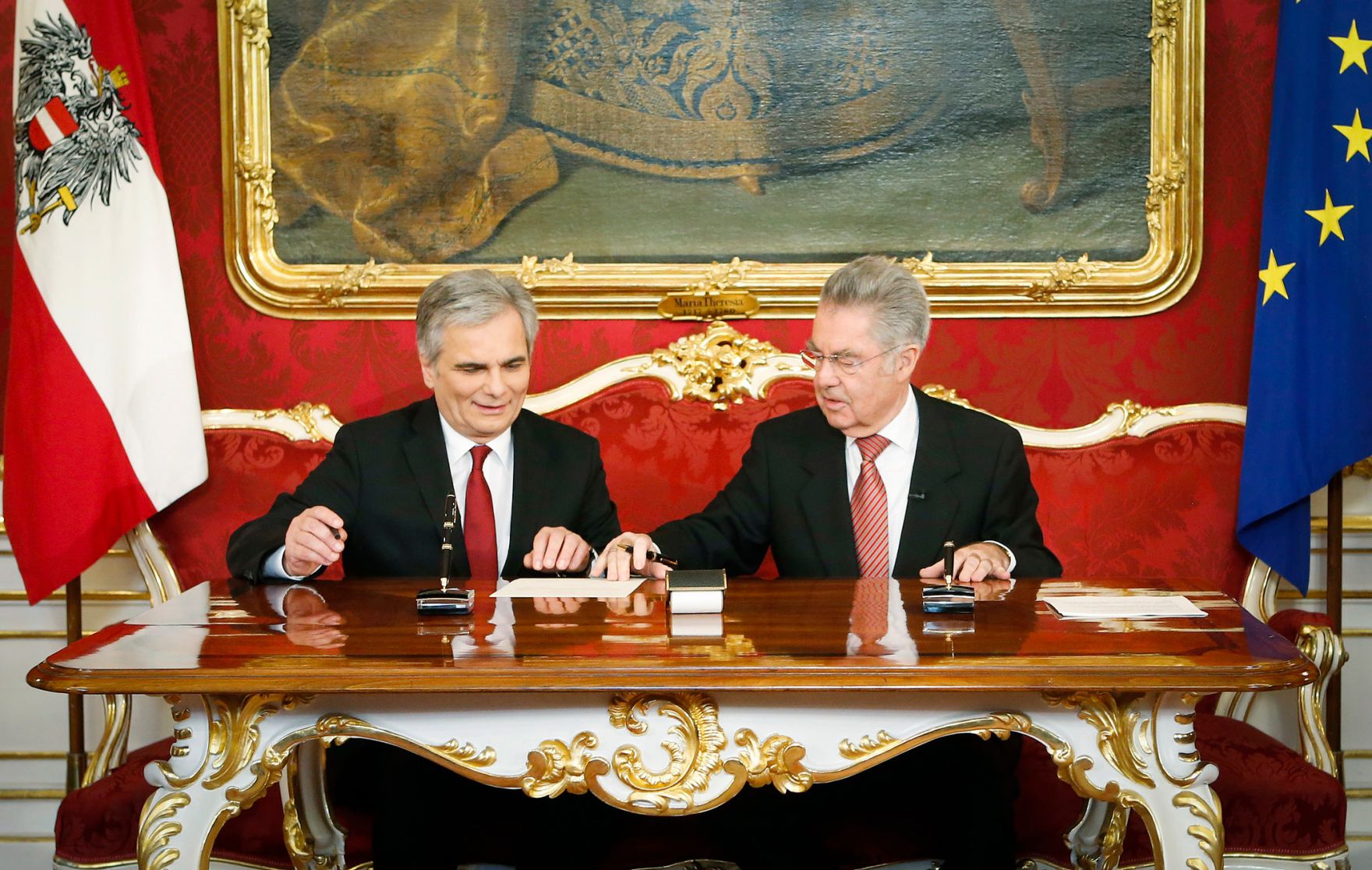 Am 16. Dezember 2013 wurde die neue Bundesregierung vom Bundespr&auml;sidenten in der Pr&auml;sidentschaftskanzlei angelobt. Im Bild Bundespr&auml;sident Heinz Fischer (r.) mit Bundeskanzler Werner Faymann.